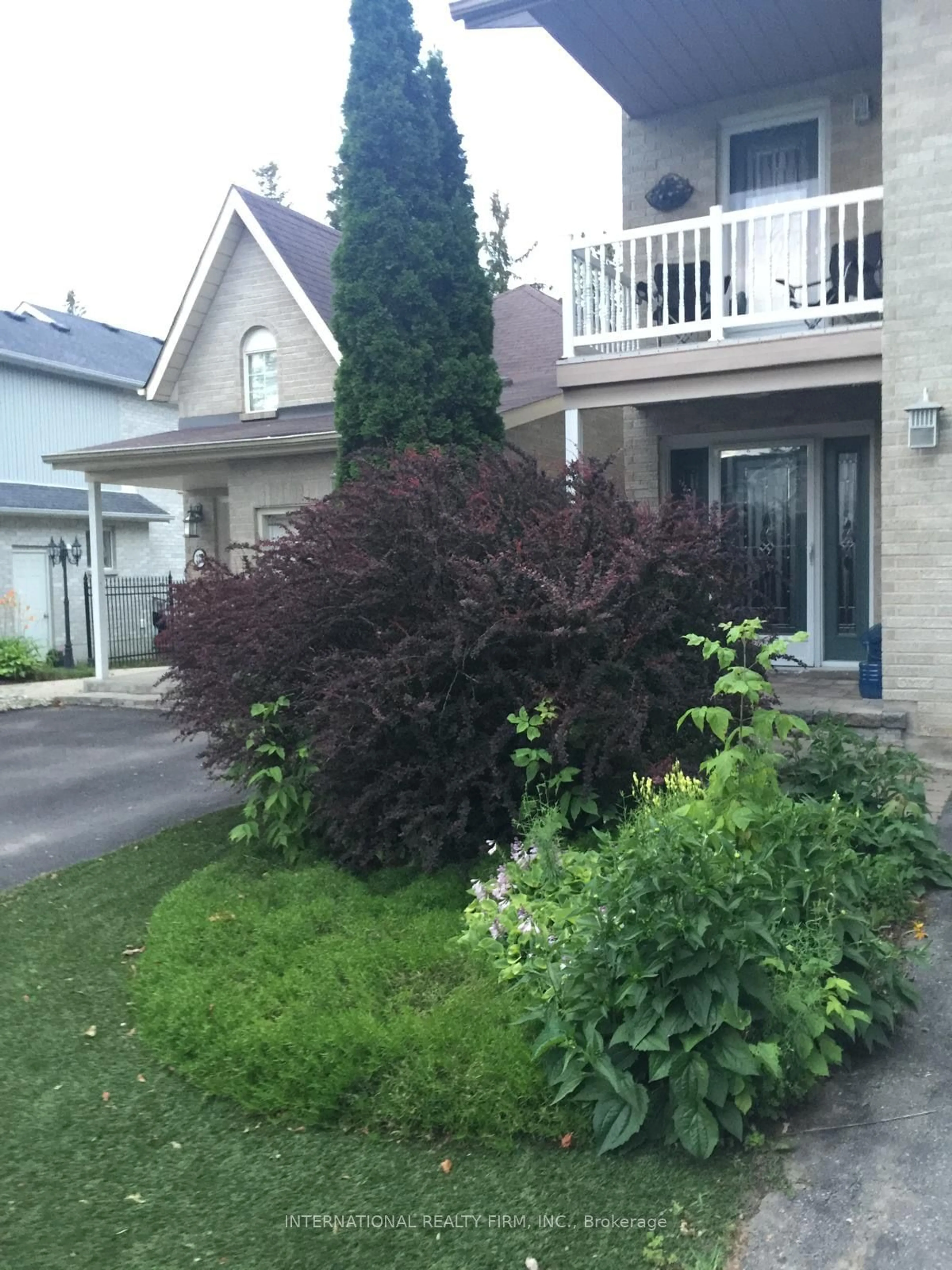 A pic from exterior of the house or condo, cottage for 276 Sheridan Crt, Newmarket Ontario L3Y 8P9