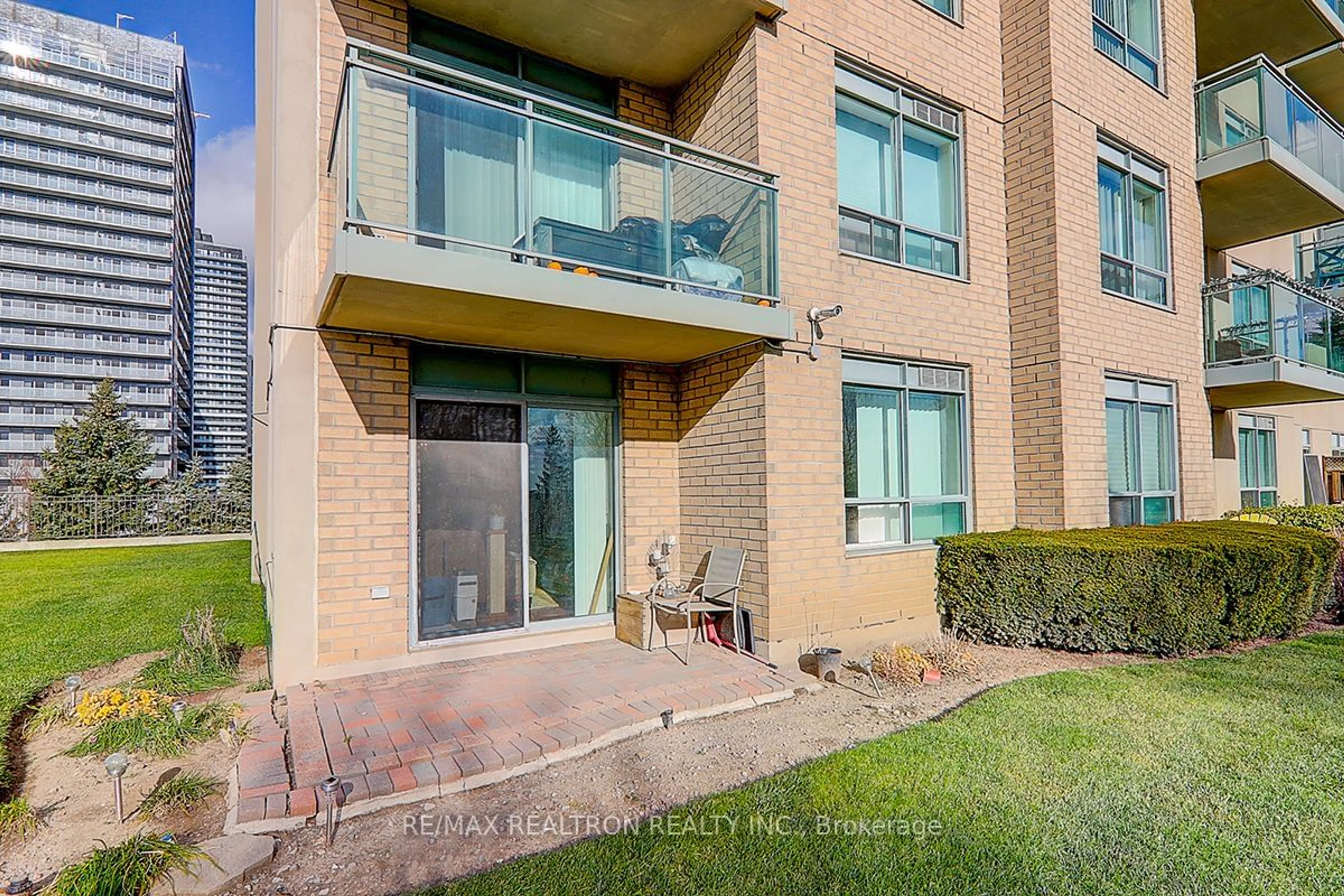 A pic from exterior of the house or condo, the front or back of building for 39 Oneida Cres #306, Richmond Hill Ontario L4B 4T9