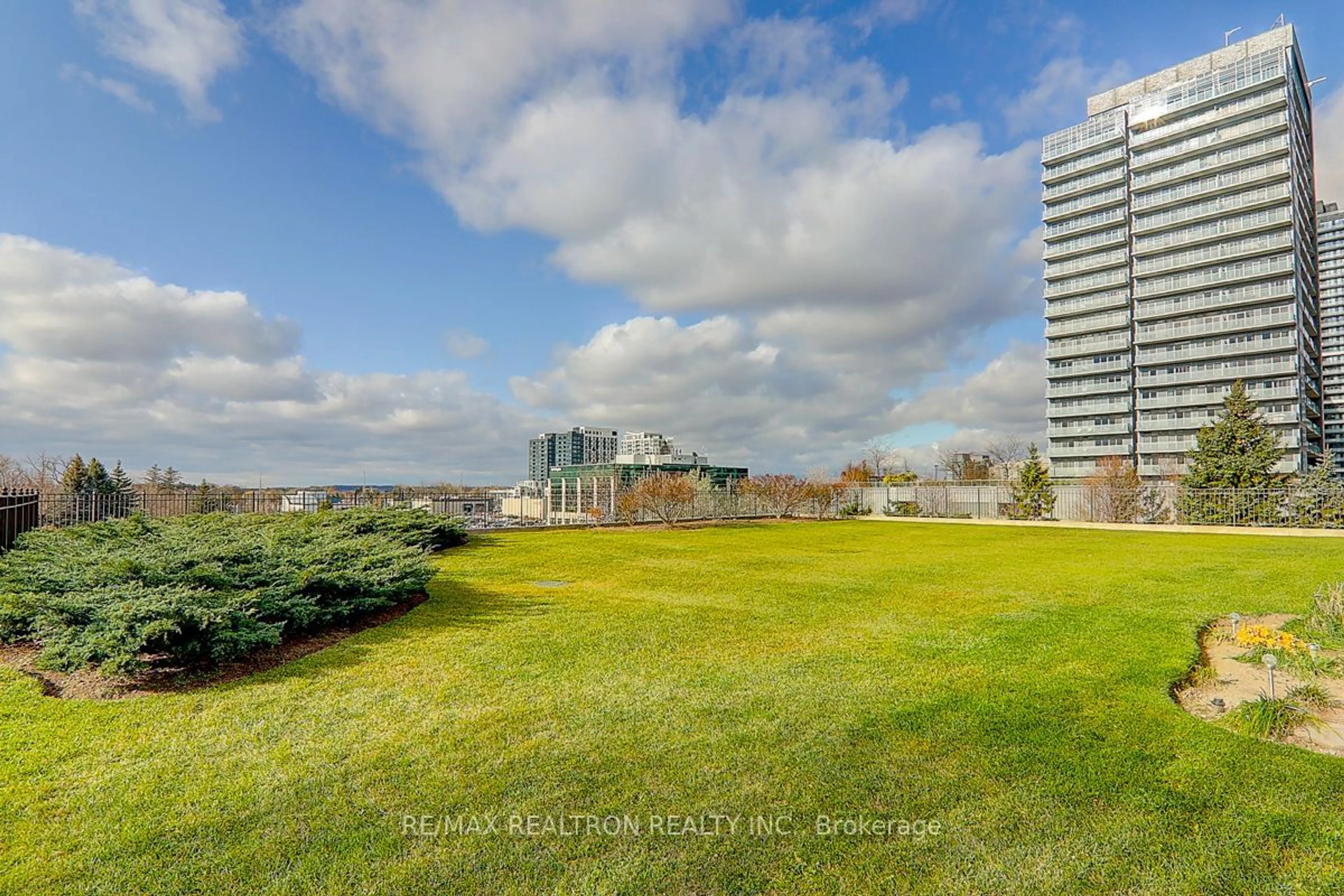 A pic from exterior of the house or condo, the fenced backyard for 39 Oneida Cres #306, Richmond Hill Ontario L4B 4T9