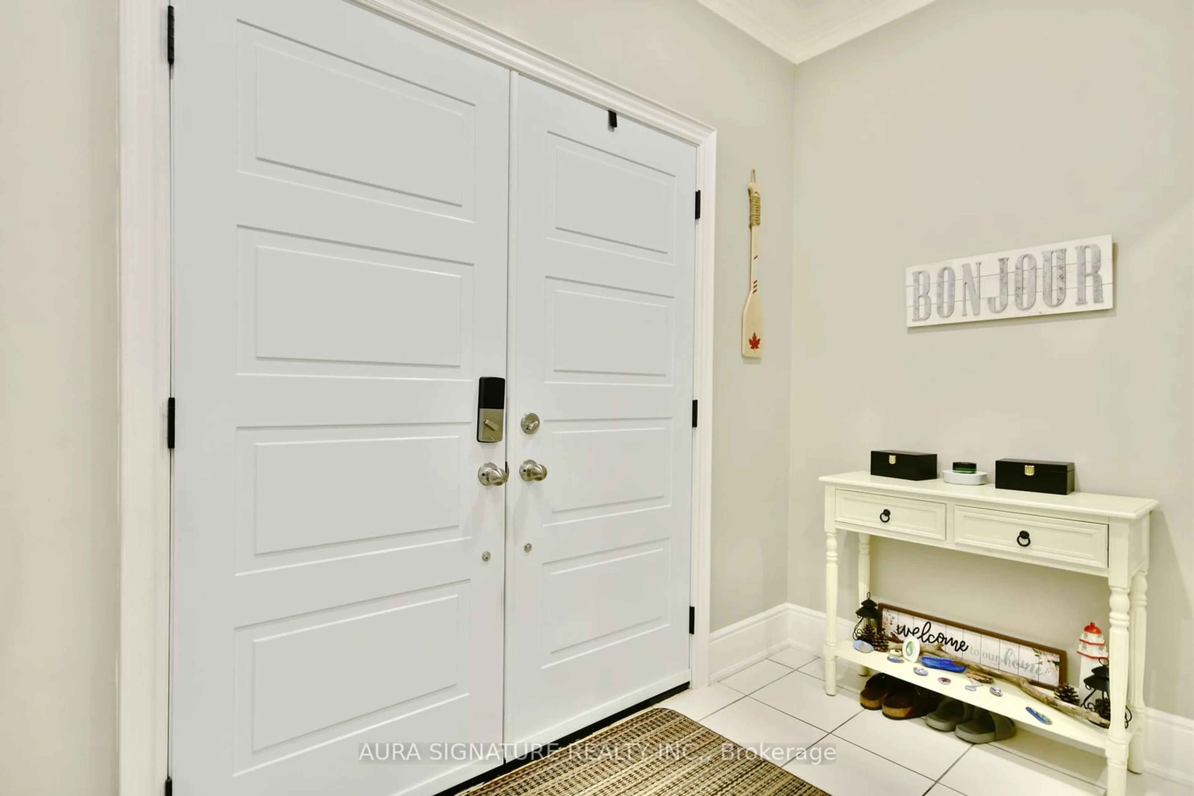 Indoor entryway, wood floors for 1385 Sheldon St, Innisfil Ontario L9S 0H7