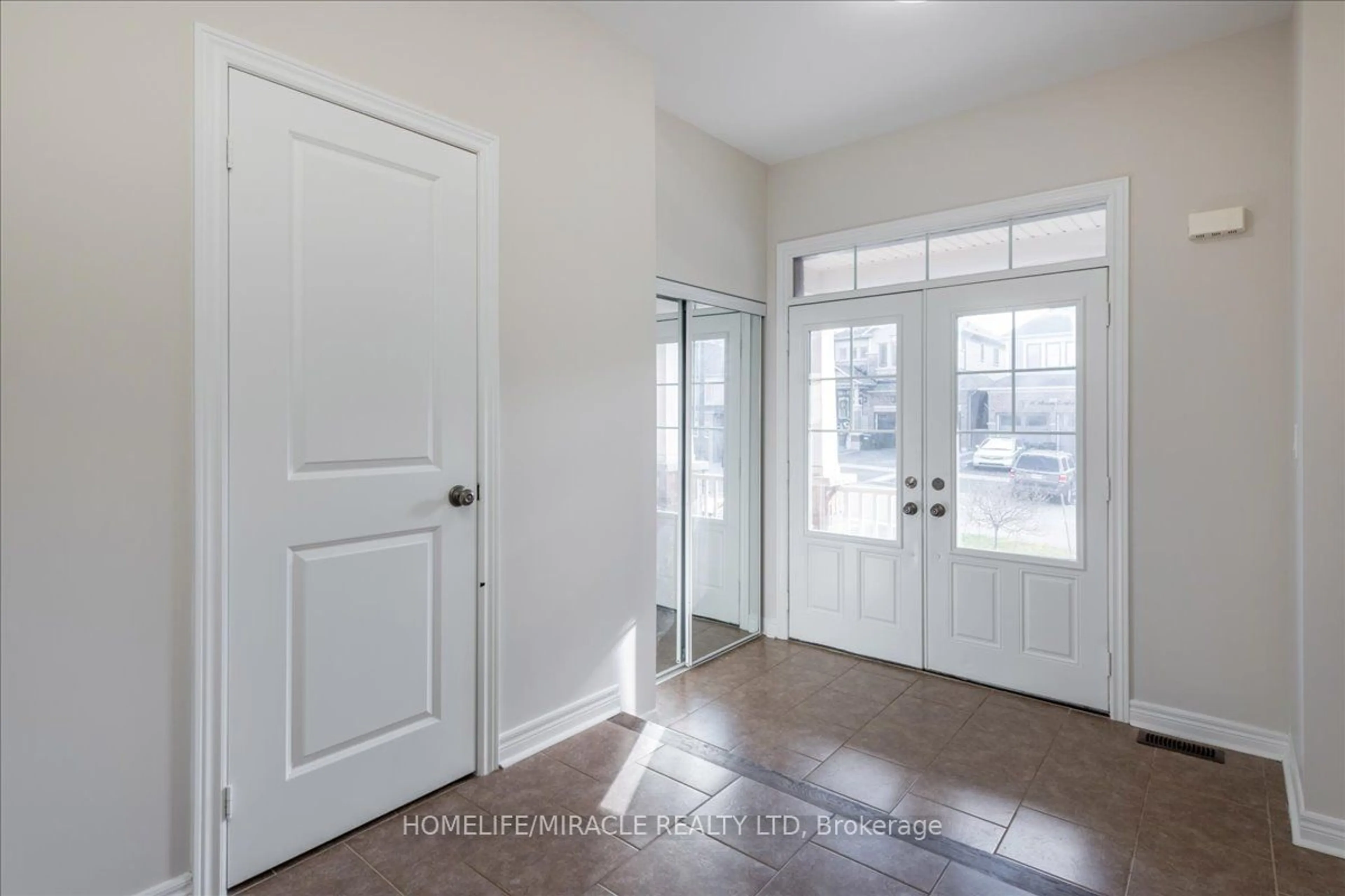 Indoor entryway, wood floors for 45 Atkinson Cres, New Tecumseth Ontario L9R 0N8