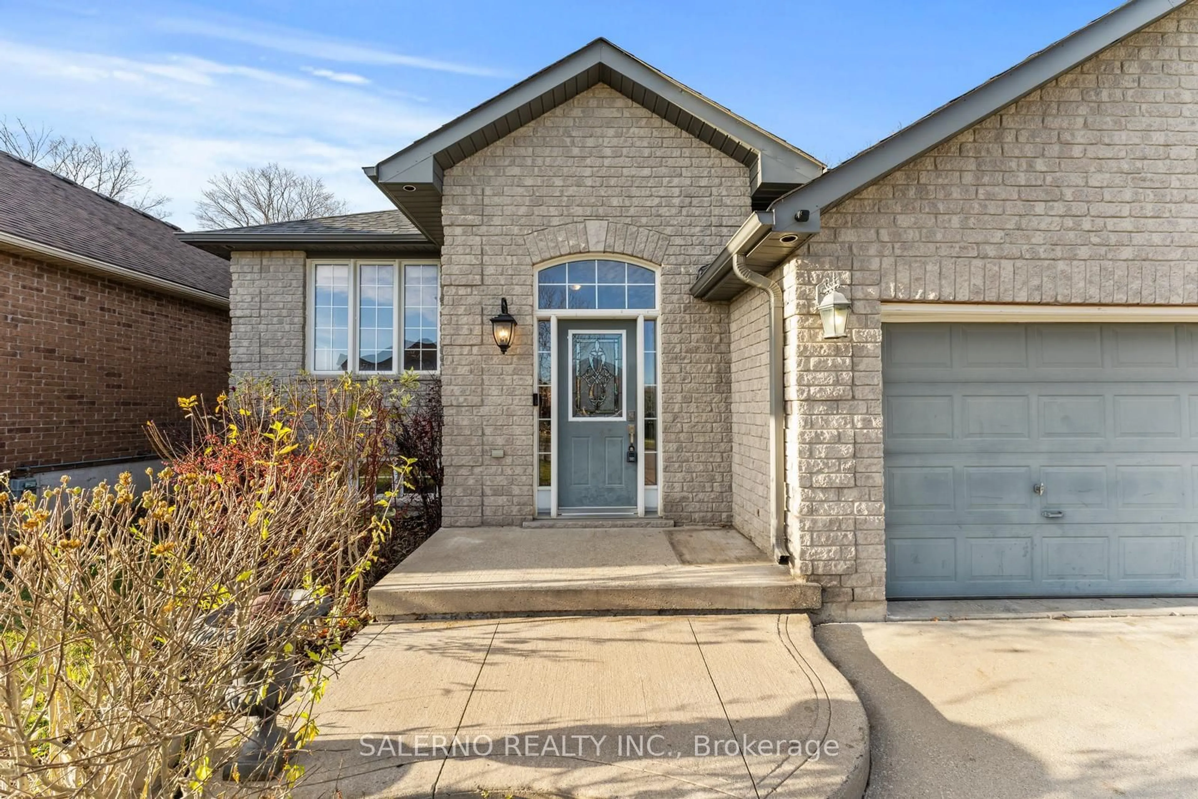 Frontside or backside of a home, the street view for 1059 Nantyr Dr, Innisfil Ontario L9S 0A8