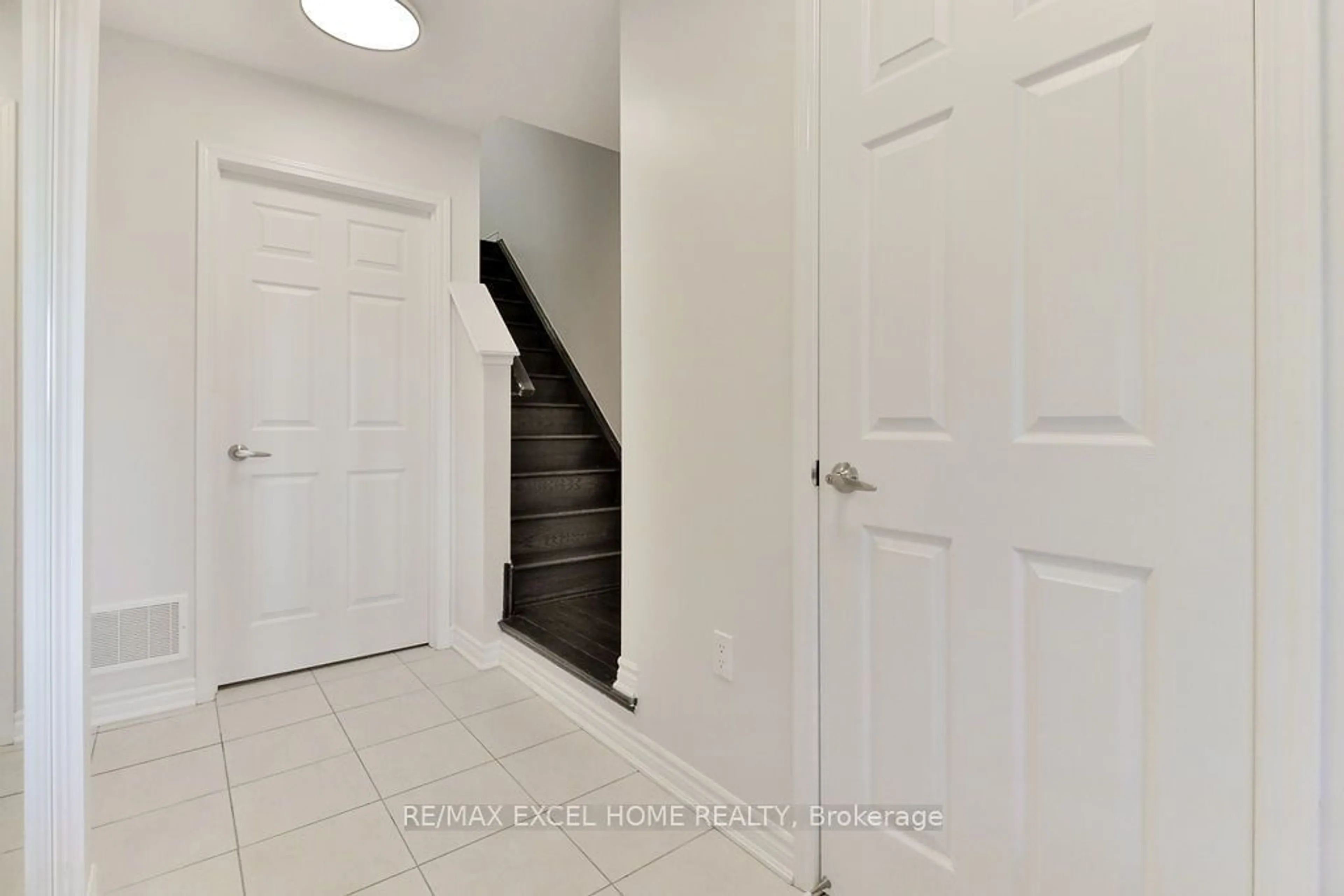 Indoor entryway, not visible floor for 91 Minlow Way, Aurora Ontario L4G 0Y1