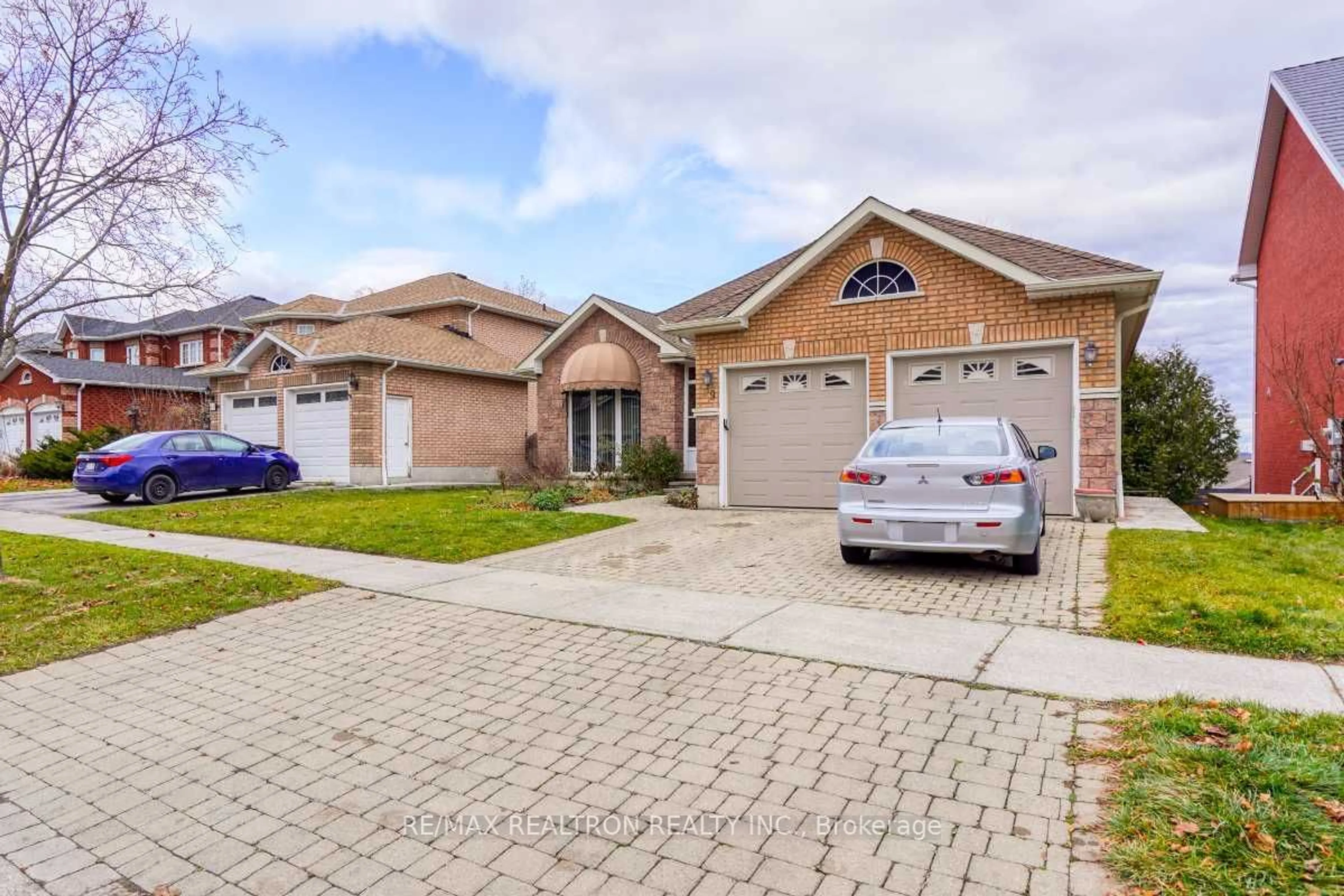 Frontside or backside of a home, the street view for 59 Metcalfe Dr, Bradford West Gwillimbury Ontario L3Z 3C8