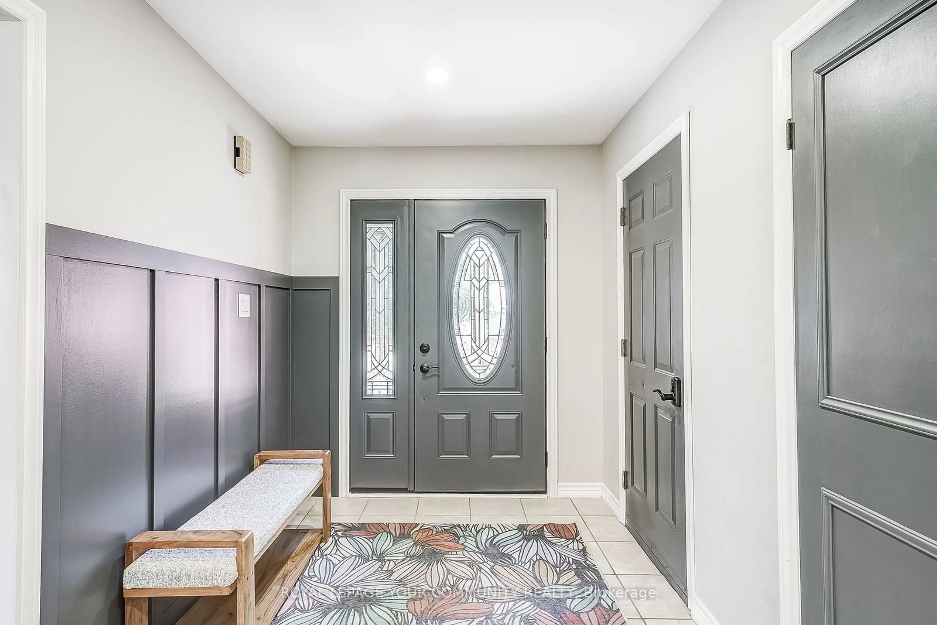 Indoor entryway, wood floors for 1 Oakmeadow Blvd, Georgina Ontario L4P 3L1