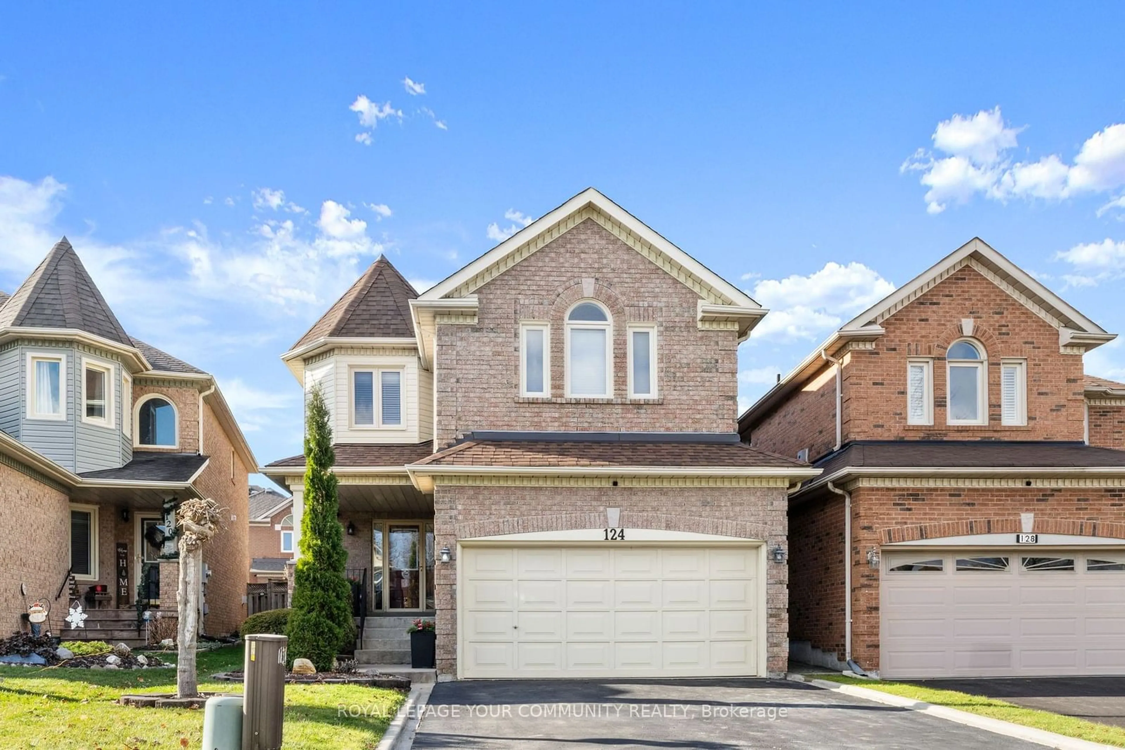 Frontside or backside of a home, the street view for 124 Rushbrook Dr, Newmarket Ontario L3X 2E4