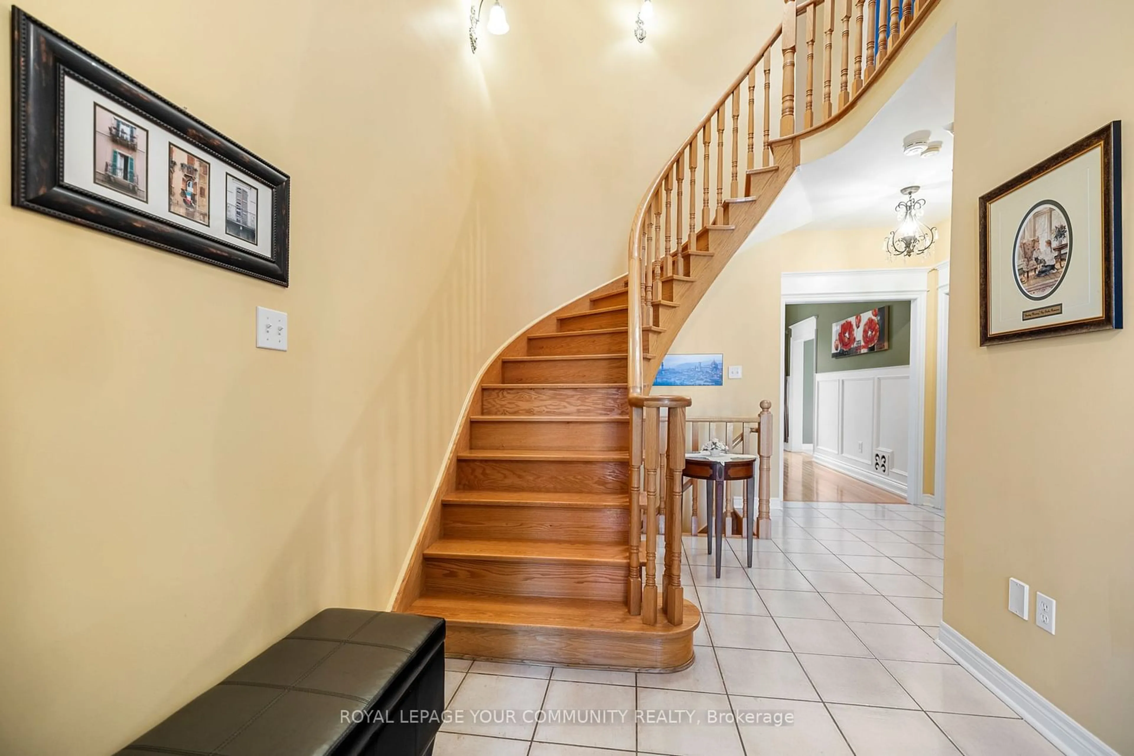 Indoor foyer, wood floors for 124 Rushbrook Dr, Newmarket Ontario L3X 2E4