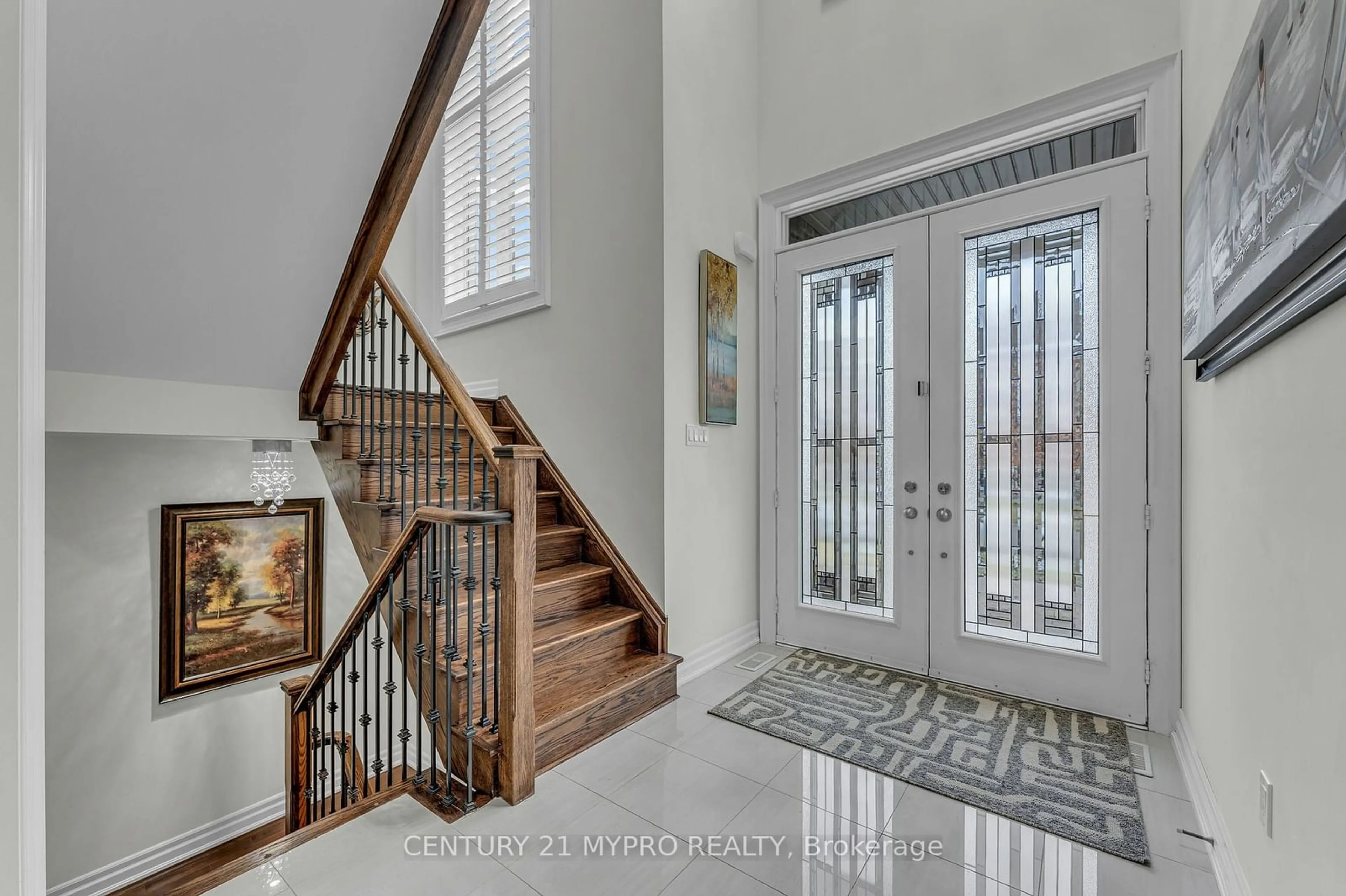 Indoor entryway, wood floors for 53 Strawbridge Farm Dr, Aurora Ontario L4G 0T9