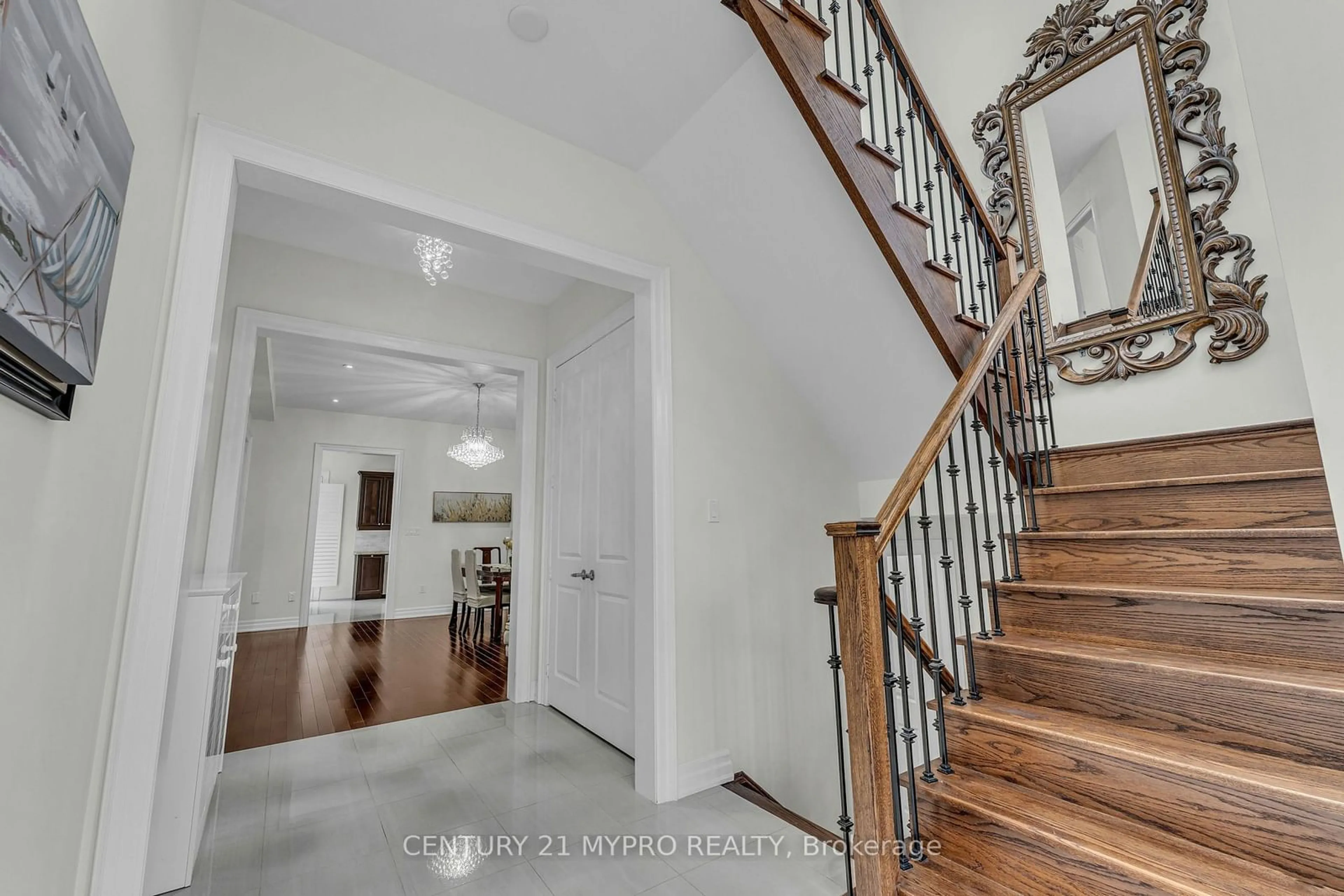 Stairs for 53 Strawbridge Farm Dr, Aurora Ontario L4G 0T9