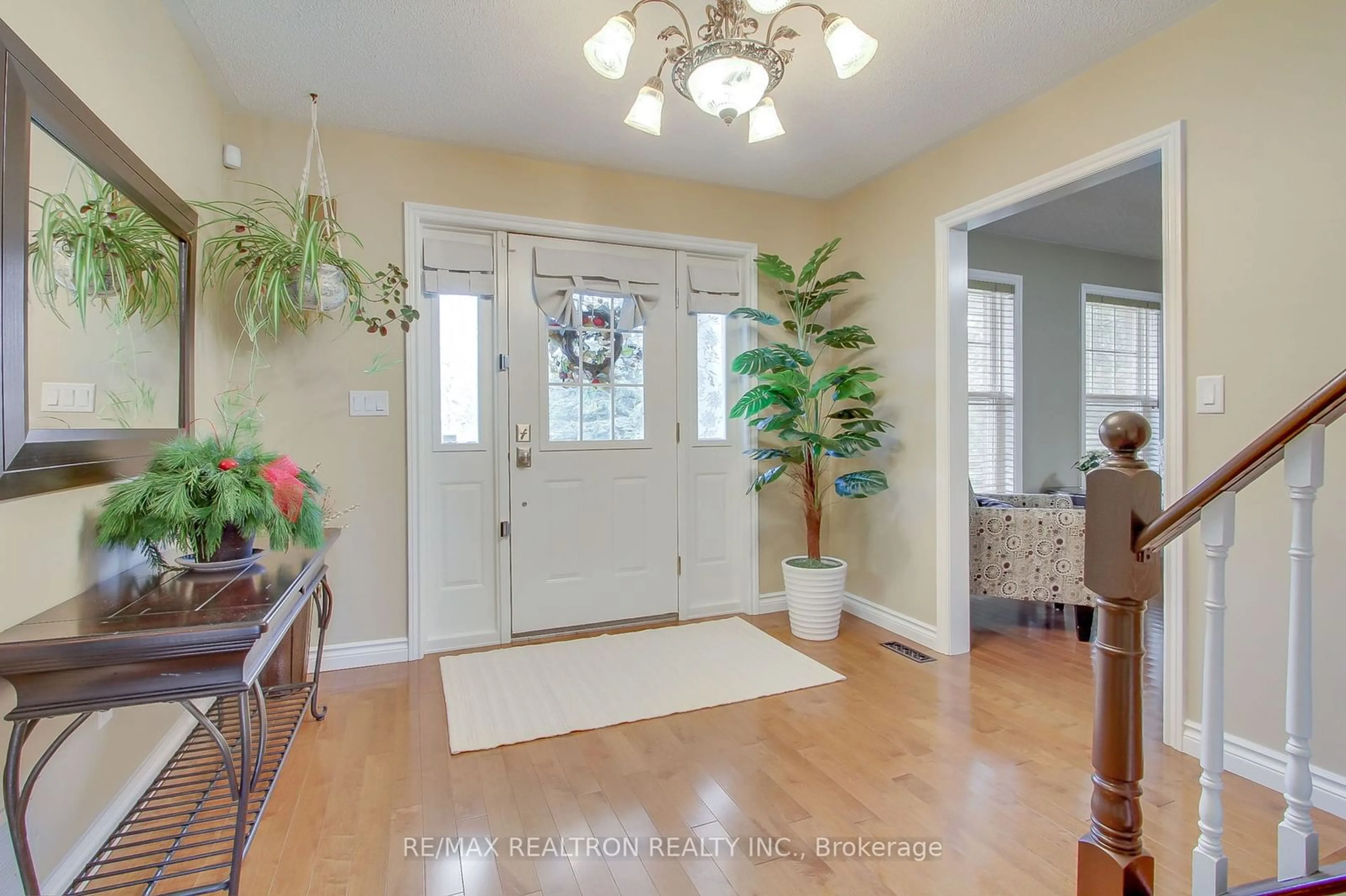 Indoor entryway, wood floors for 36 Audubon Way, Georgina Ontario L0E 1A0