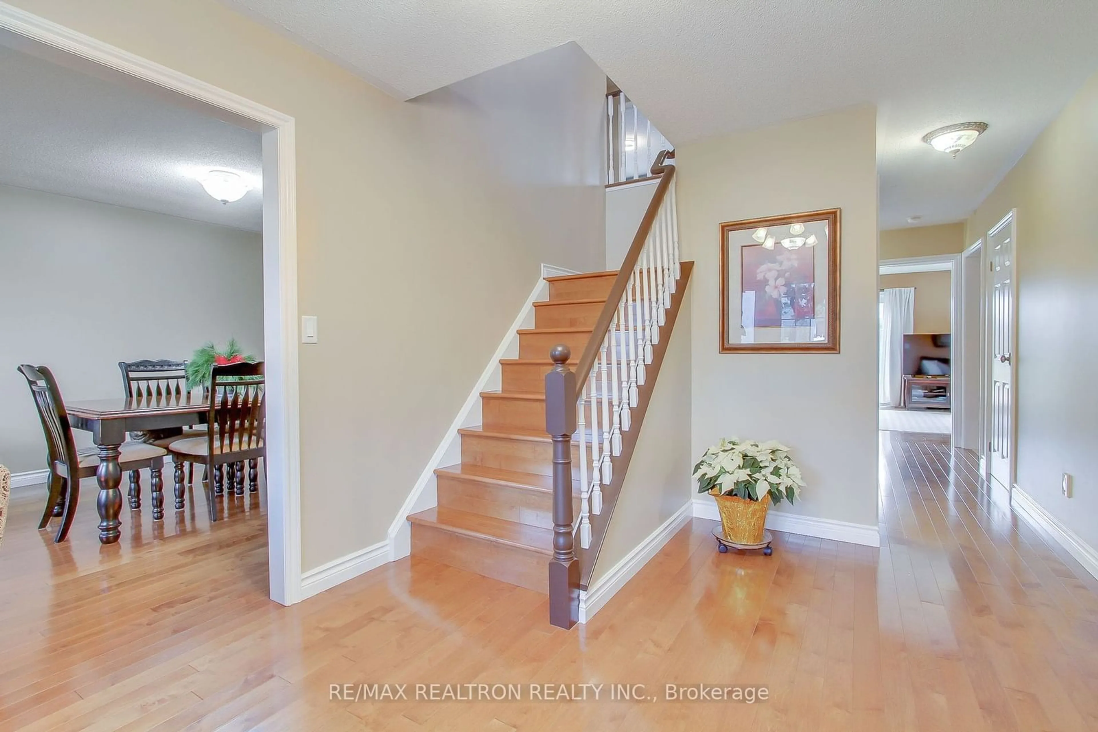 Indoor entryway, wood floors for 36 Audubon Way, Georgina Ontario L0E 1A0