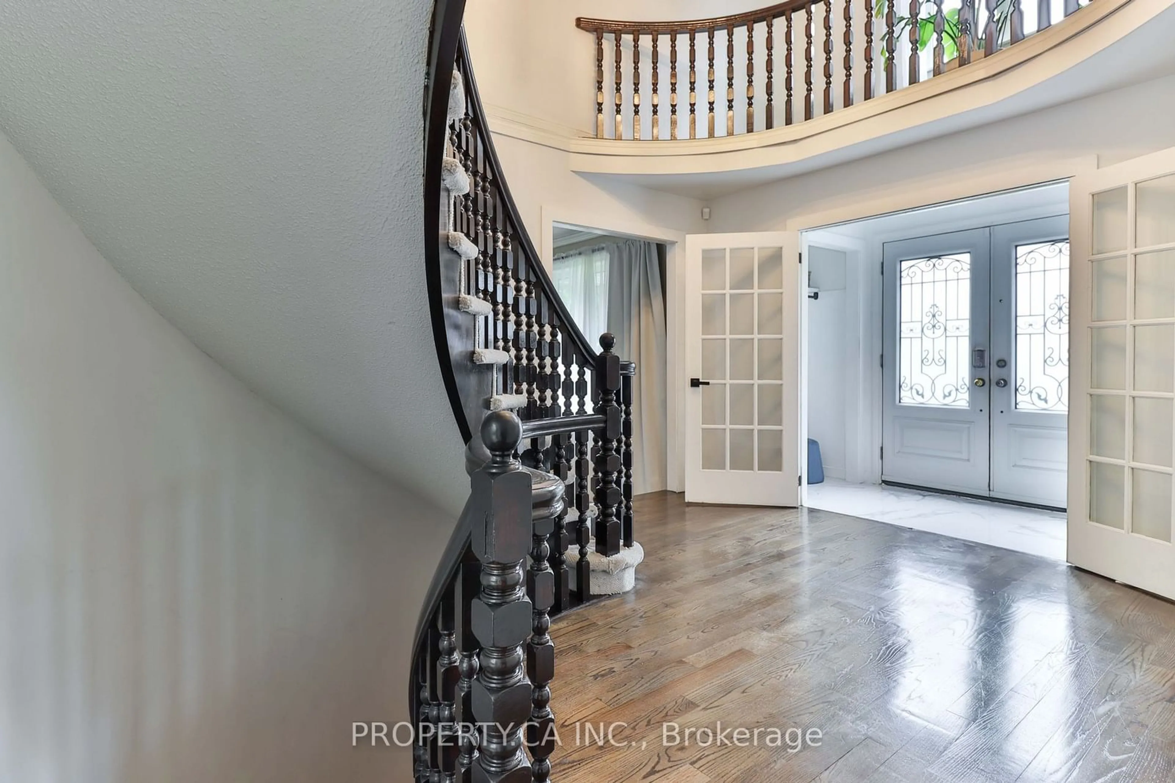 Indoor foyer, wood floors for 875 Srigley St, Newmarket Ontario L3Y 1Y2