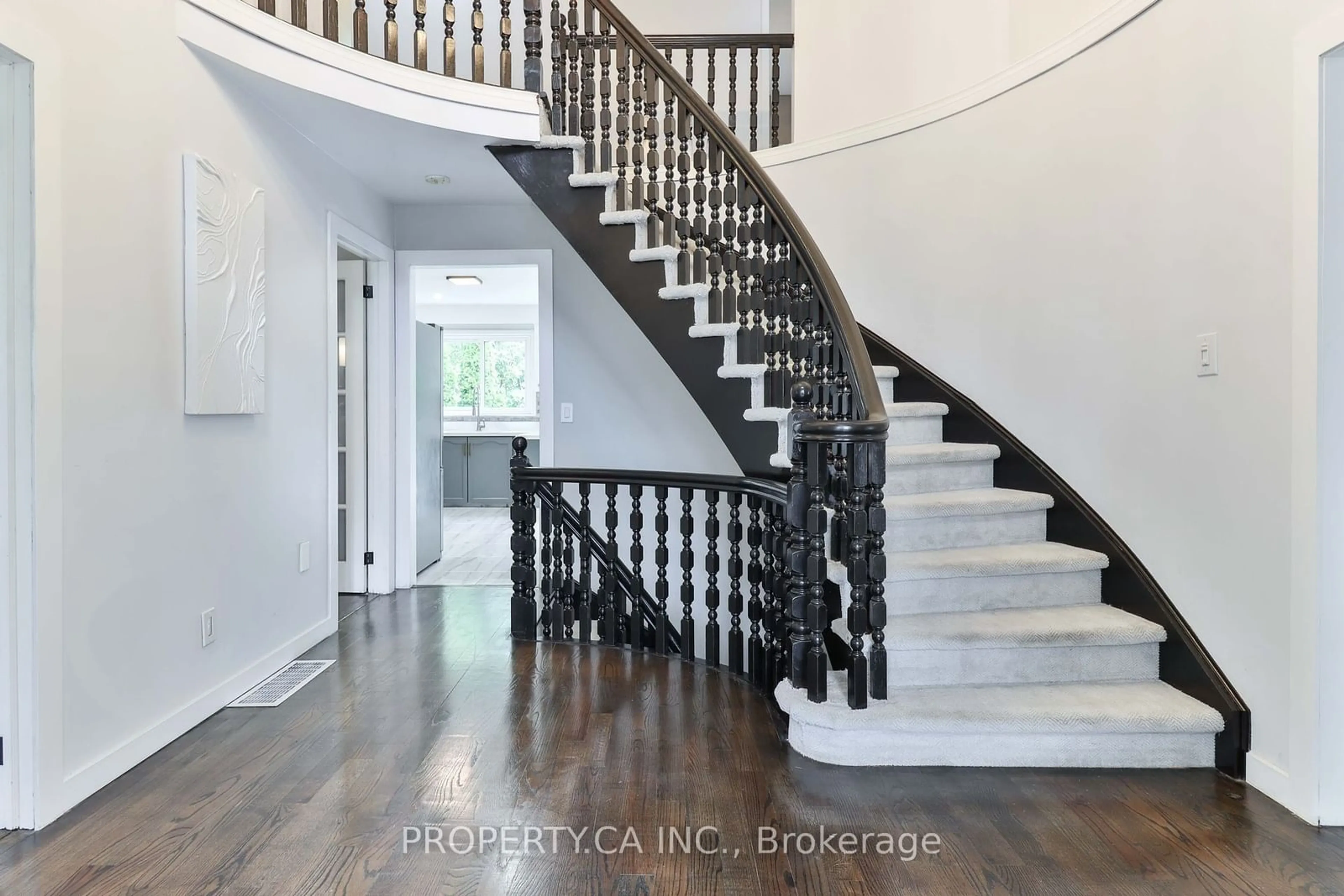 Indoor entryway, wood floors for 875 Srigley St, Newmarket Ontario L3Y 1Y2