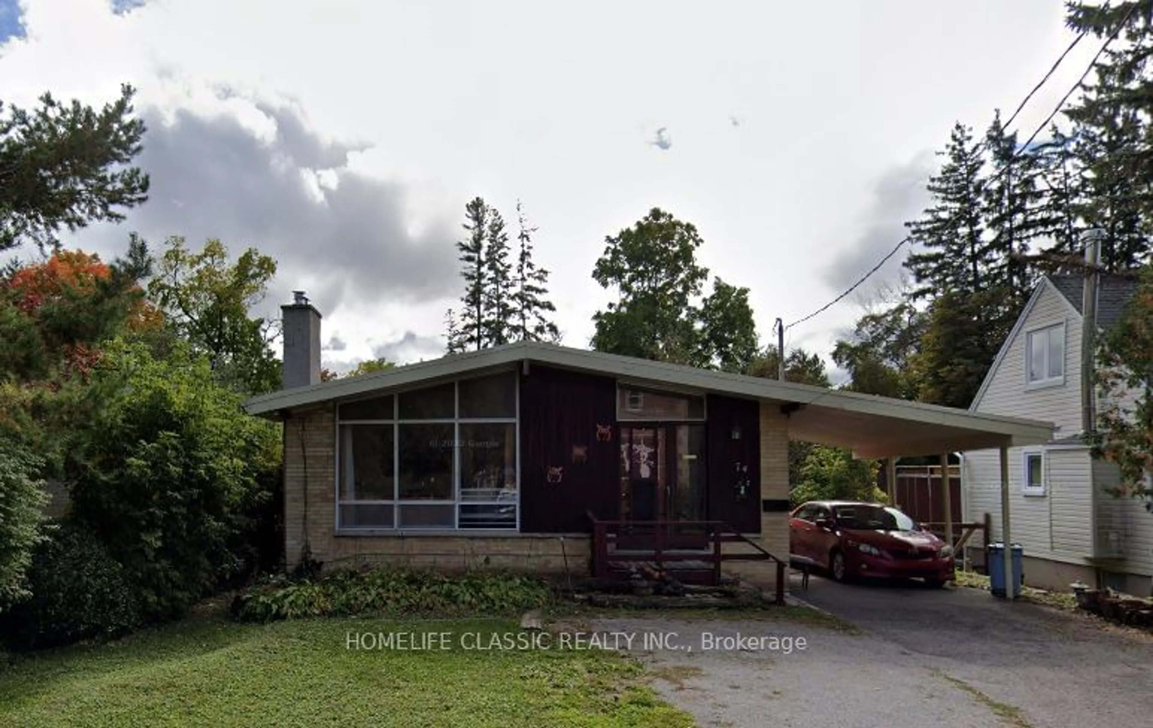 Frontside or backside of a home, the street view for 74 Richmond St, Richmond Hill Ontario L4C 3Y4