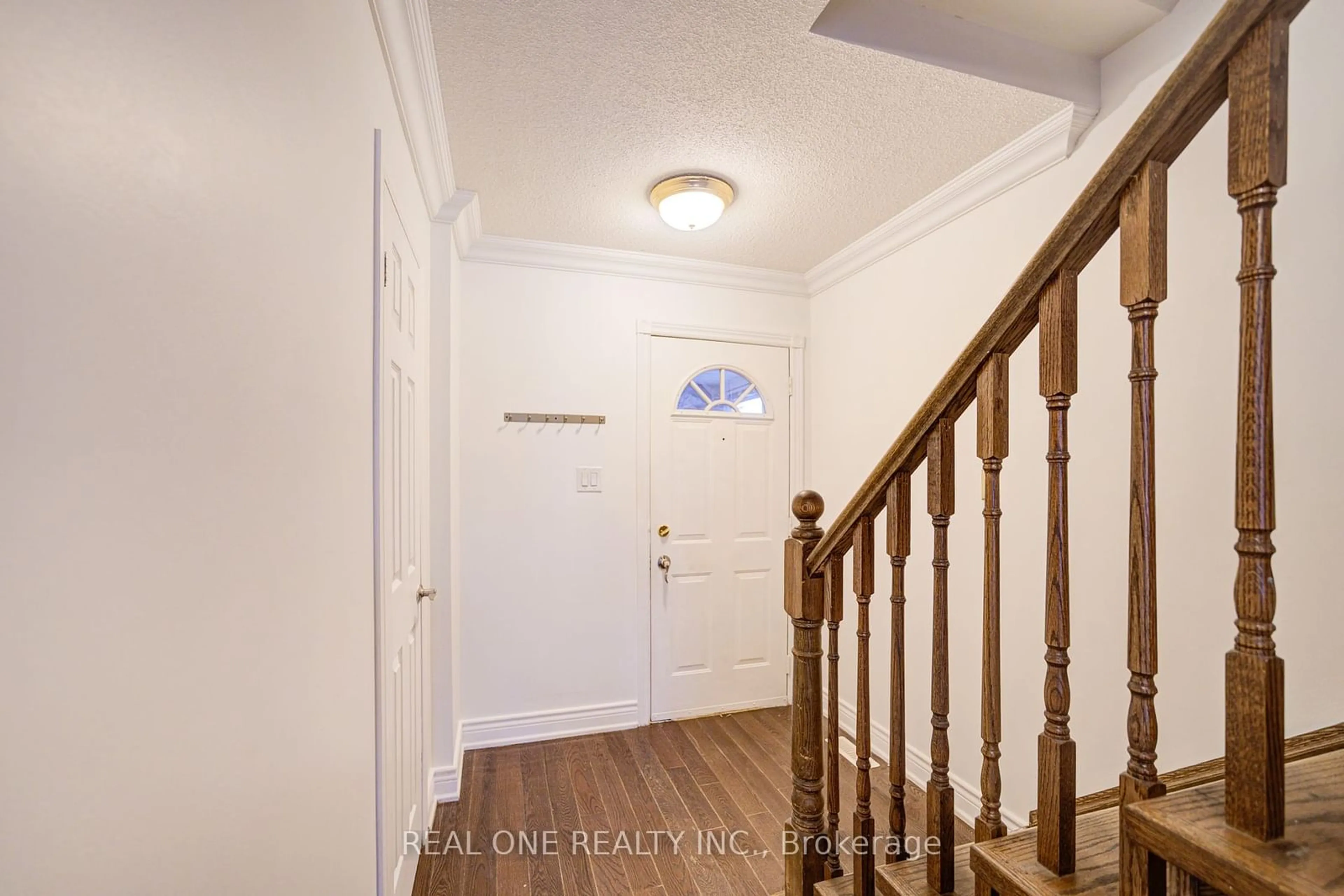 Indoor entryway, wood floors for 19 Dunbar Cres, Markham Ontario L3R 6W9