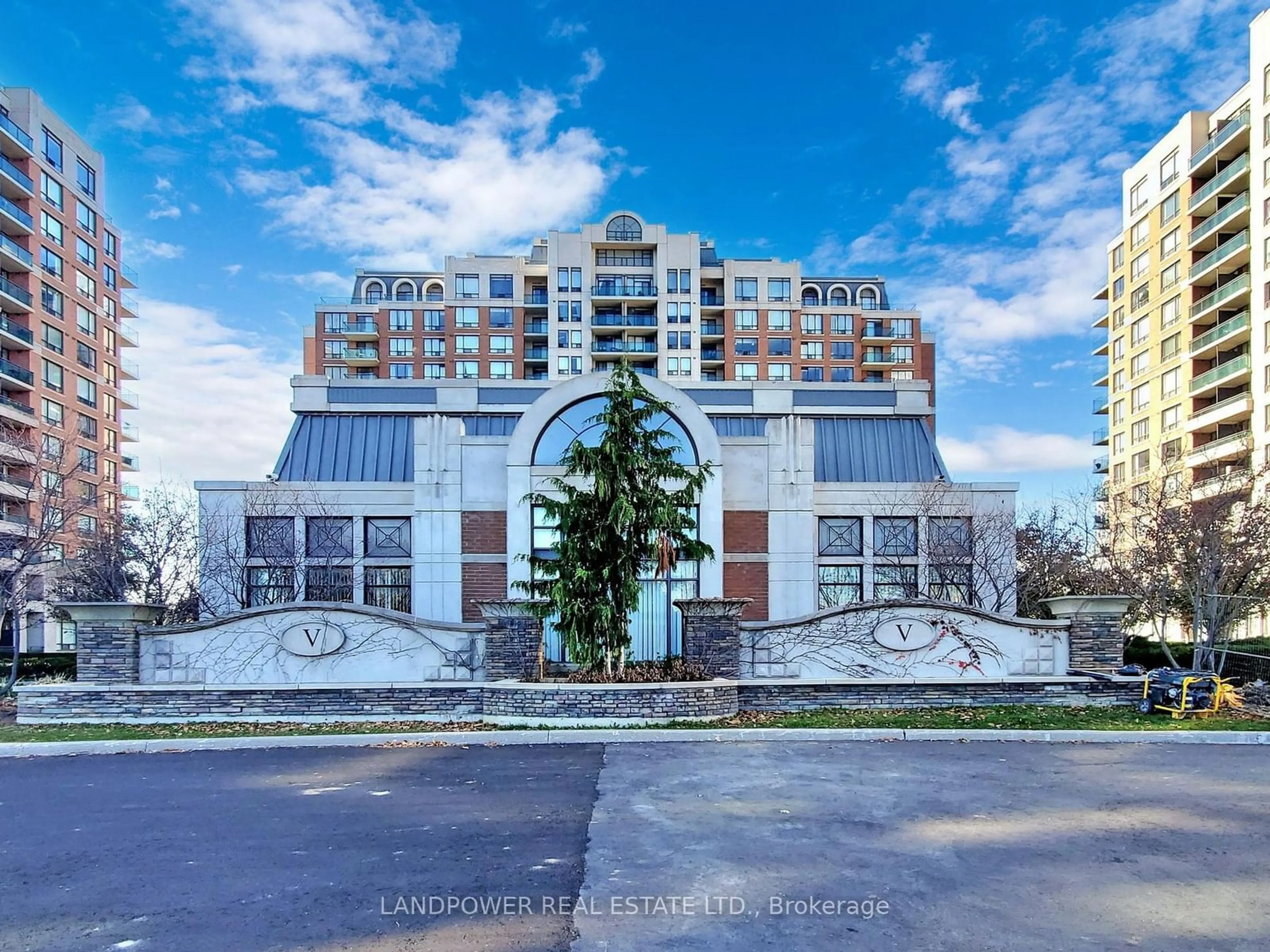 A pic from exterior of the house or condo, the front or back of building for 310 Red Maple Rd #Lph03, Richmond Hill Ontario L4C 0T7