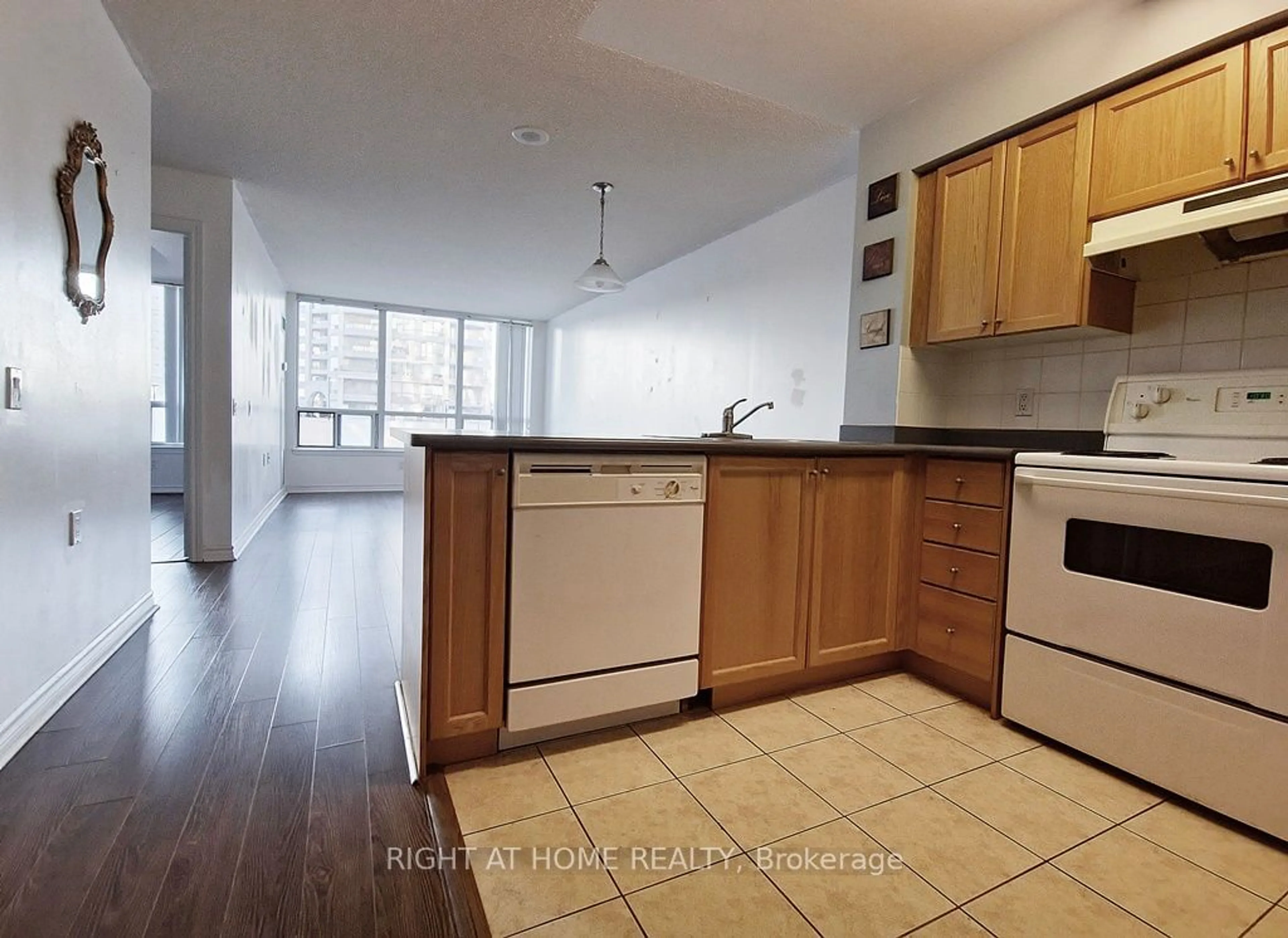 Standard kitchen, not visible floor for 9017 Leslie St #203, Richmond Hill Ontario L4B 4R8