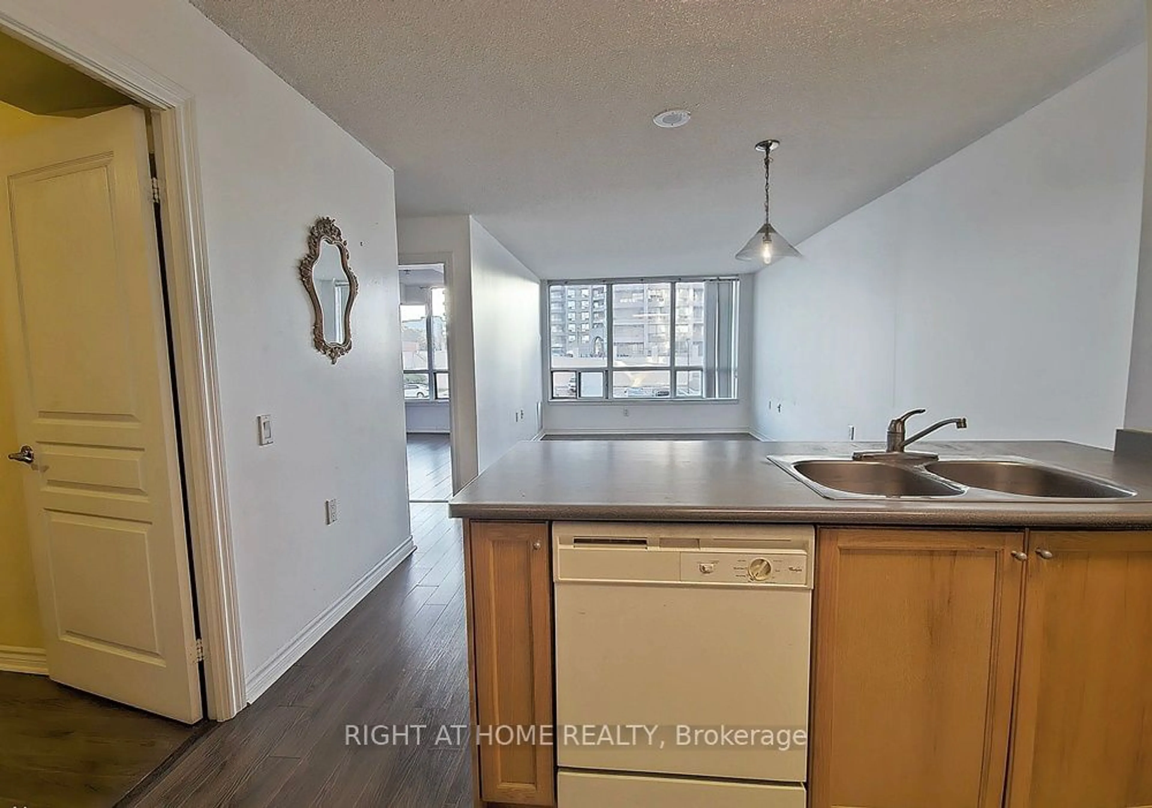 Standard kitchen, not visible floor for 9017 Leslie St #203, Richmond Hill Ontario L4B 4R8