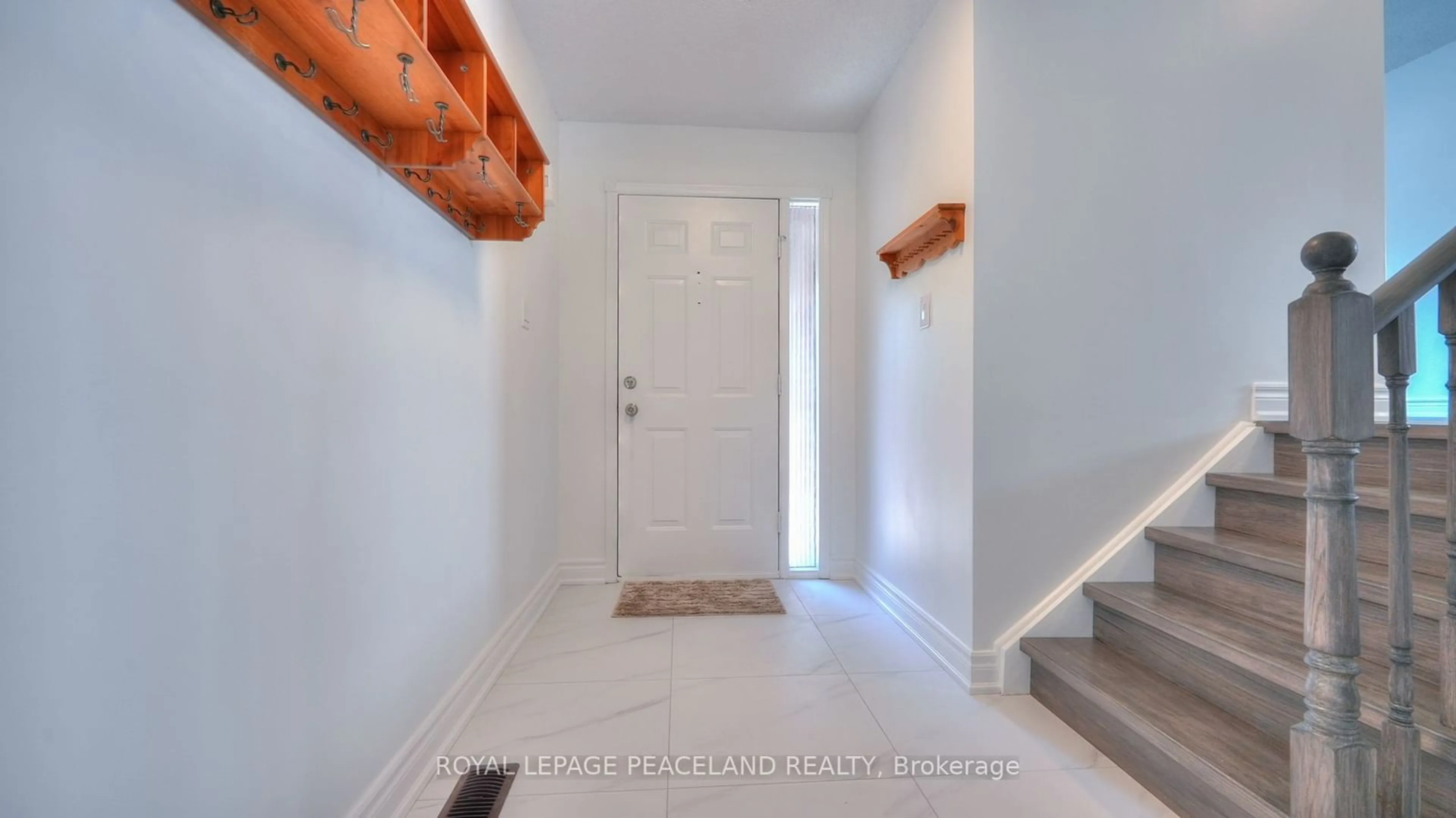 Indoor entryway, cement floor for 188 Hilltop Dr, East Gwillimbury Ontario L9N 1B8