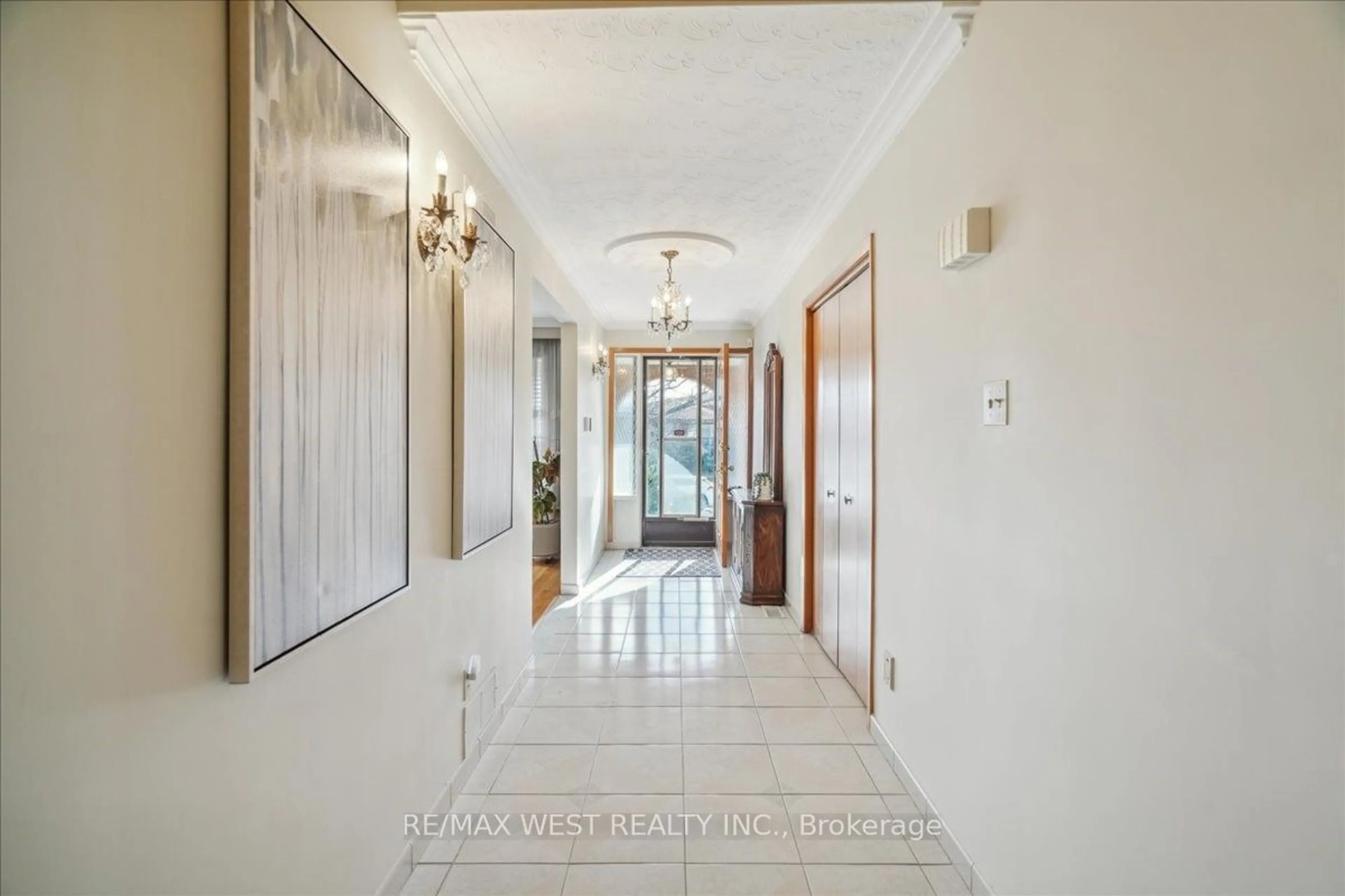 Indoor foyer, wood floors for 96 Harris Cres, Vaughan Ontario L4L 1R9