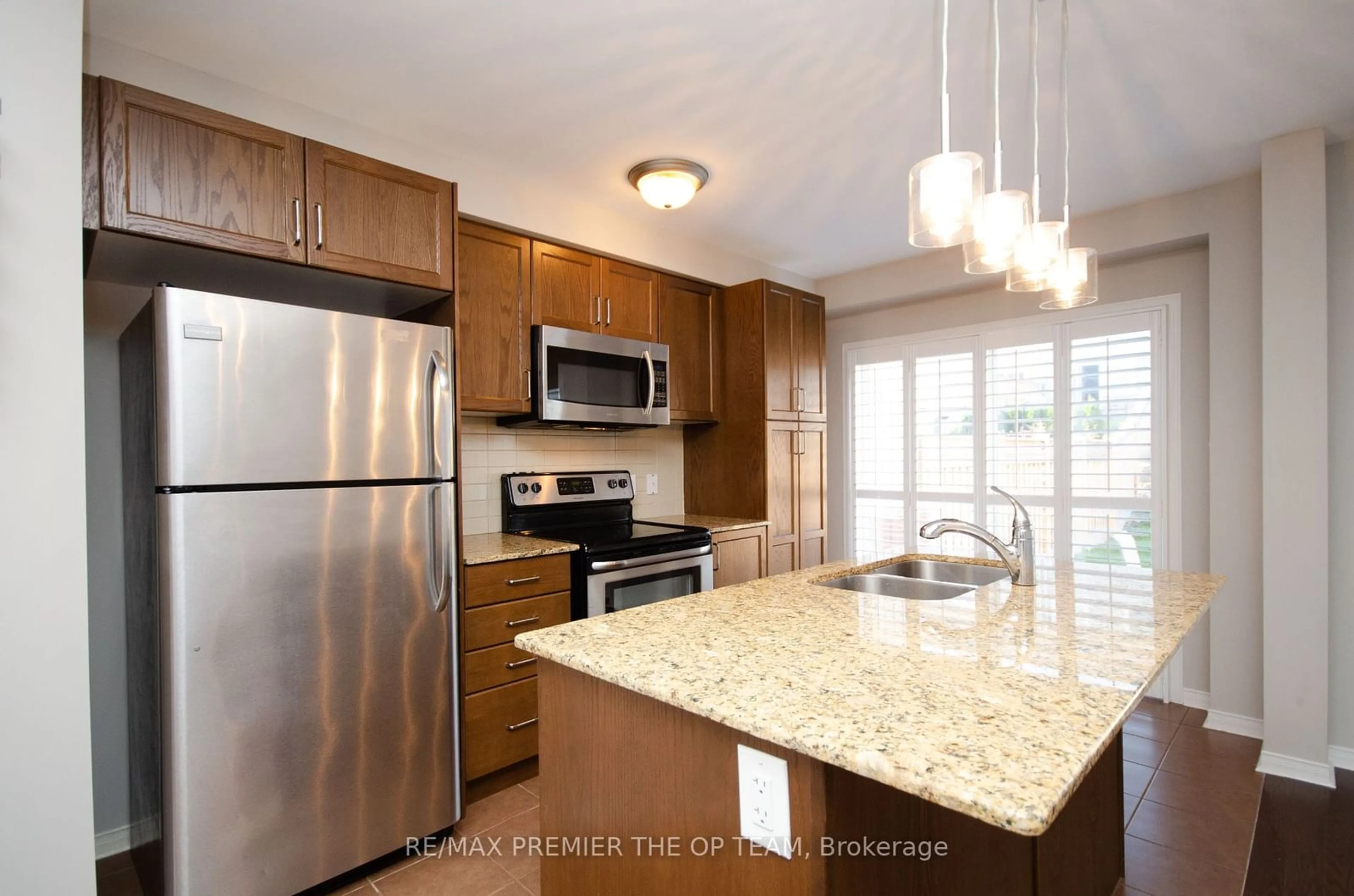 Standard kitchen, wood floors, cottage for 203 Orr Dr, Bradford West Gwillimbury Ontario L3Z 0S2