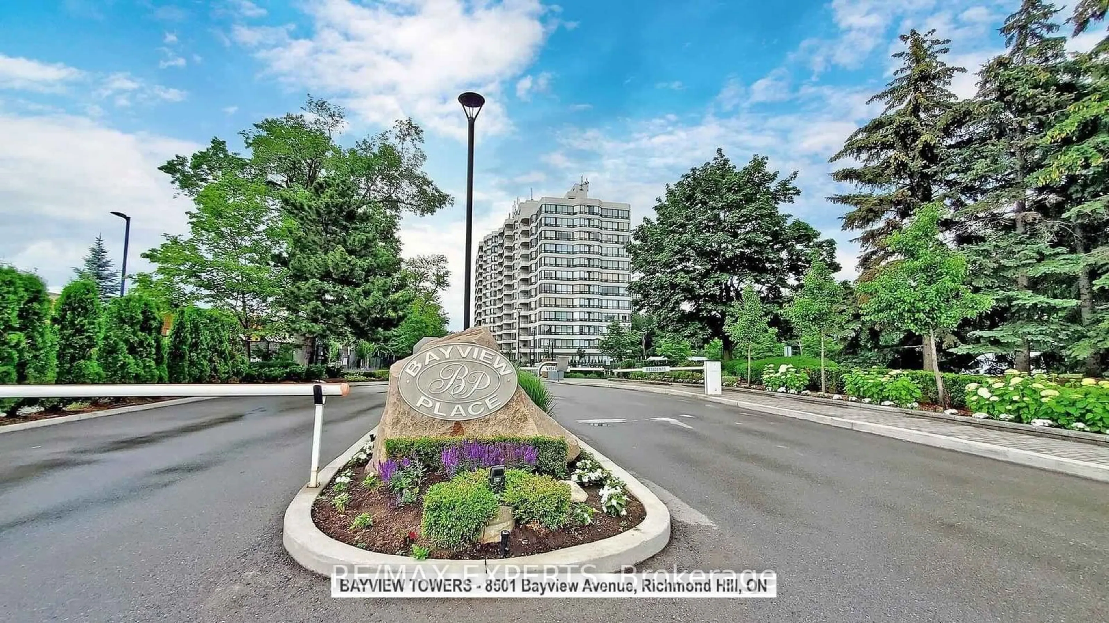 A pic from exterior of the house or condo, the street view for 8501 Bayview Ave #210, Richmond Hill Ontario L4B 3J7