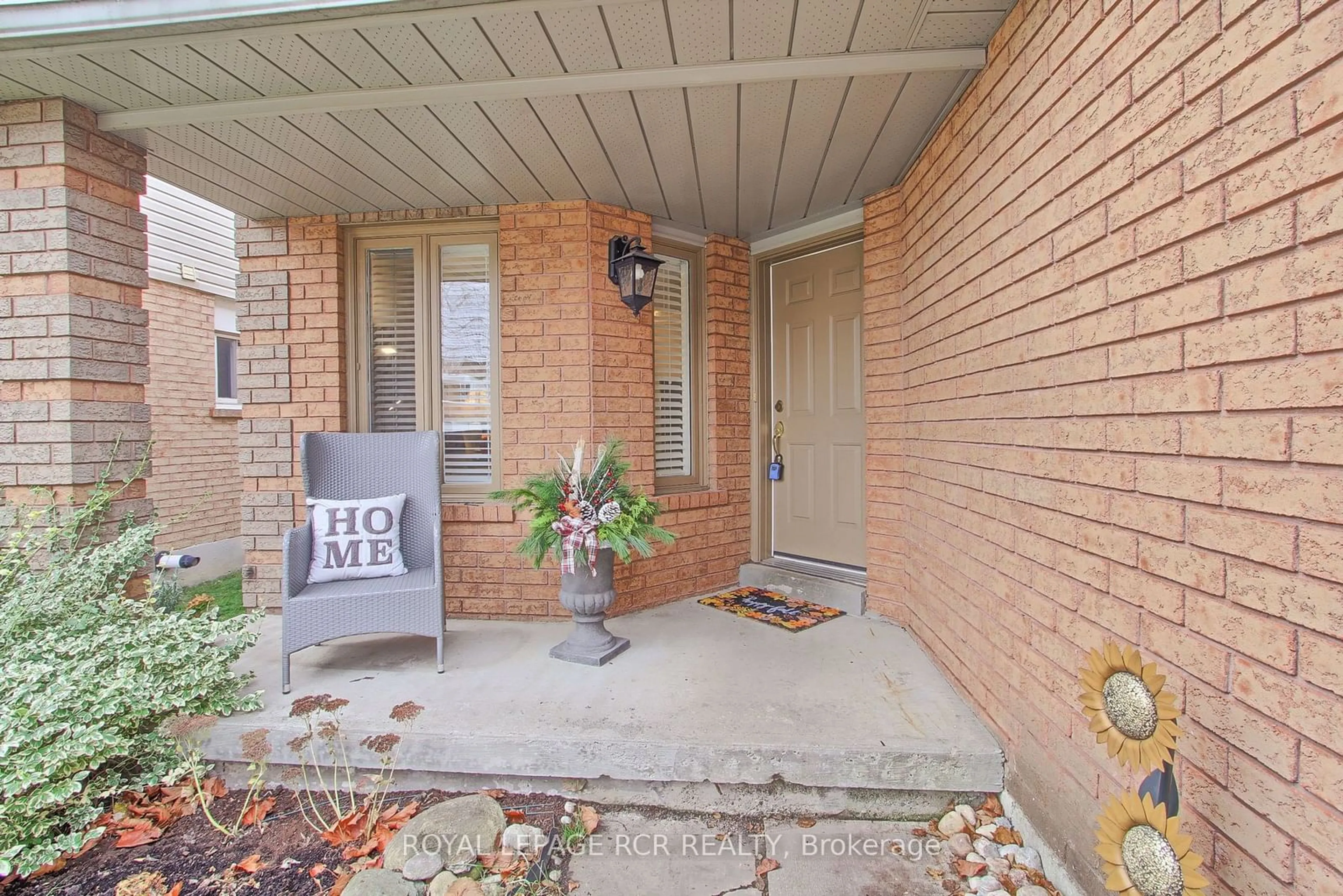 Indoor entryway, cement floor for 124 Hudson Cres, Bradford West Gwillimbury Ontario L3Z 2Y6