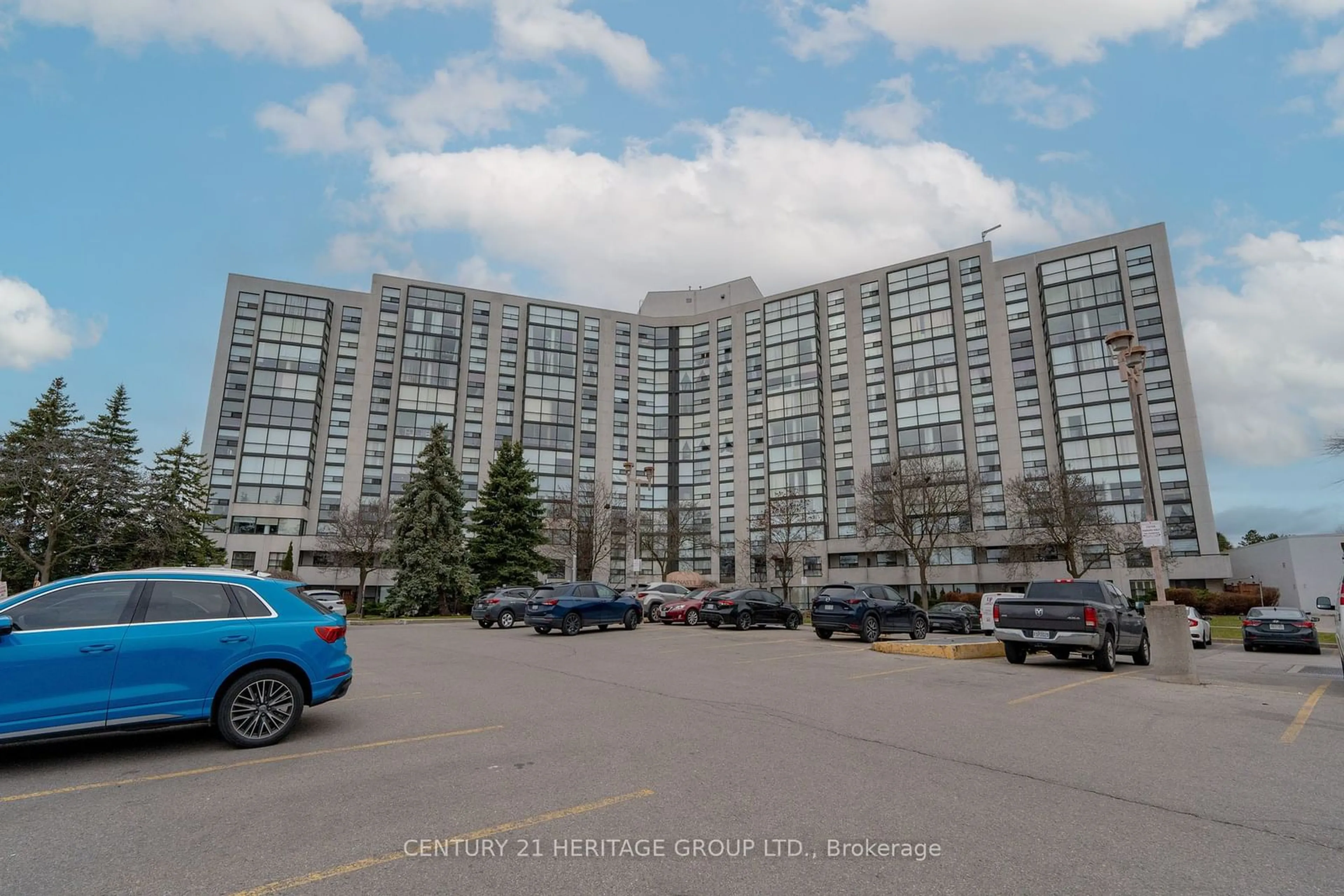 A pic from exterior of the house or condo, the street view for 40 Harding Blvd #604, Richmond Hill Ontario L4C 9S5