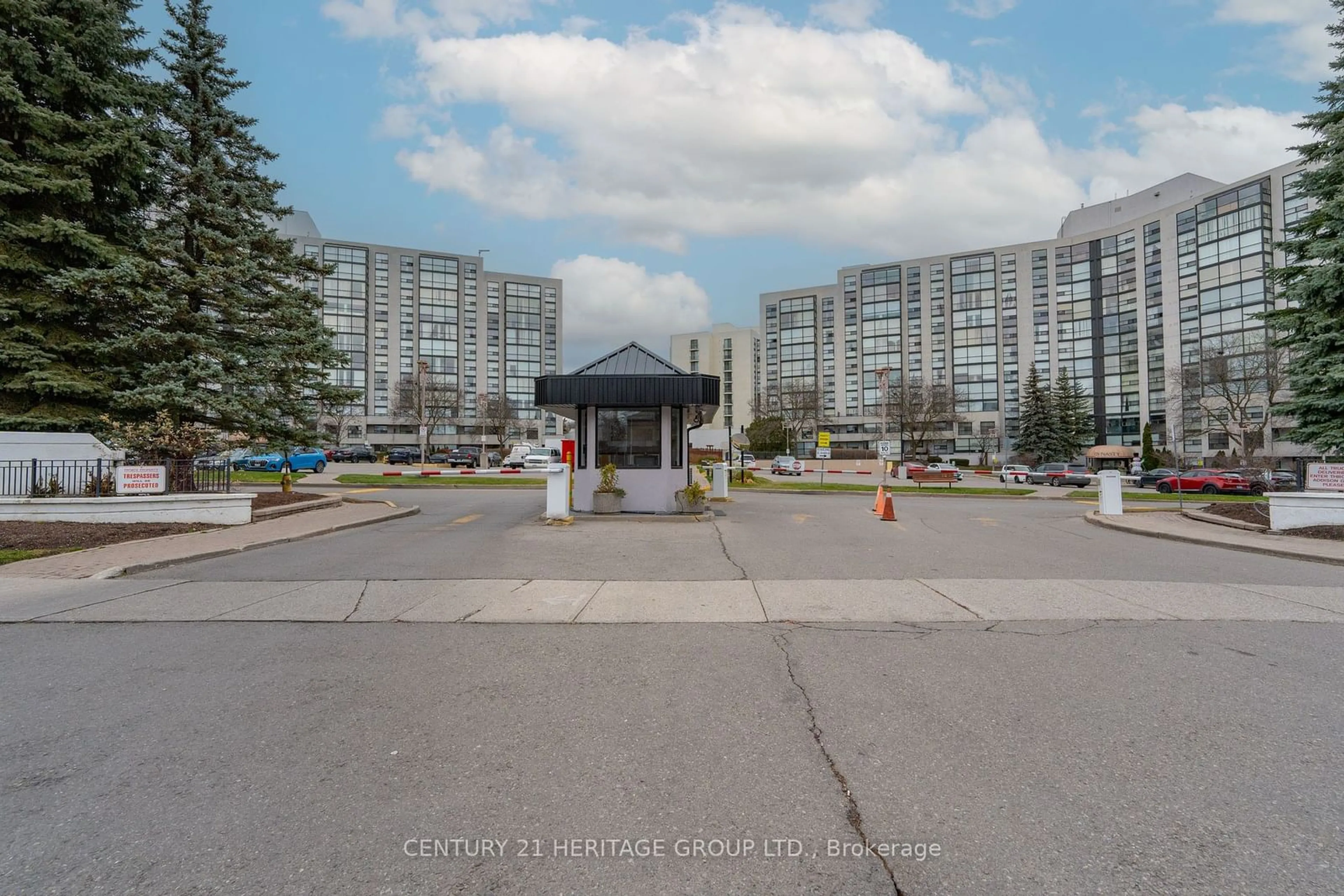 A pic from exterior of the house or condo, the street view for 40 Harding Blvd #604, Richmond Hill Ontario L4C 9S5