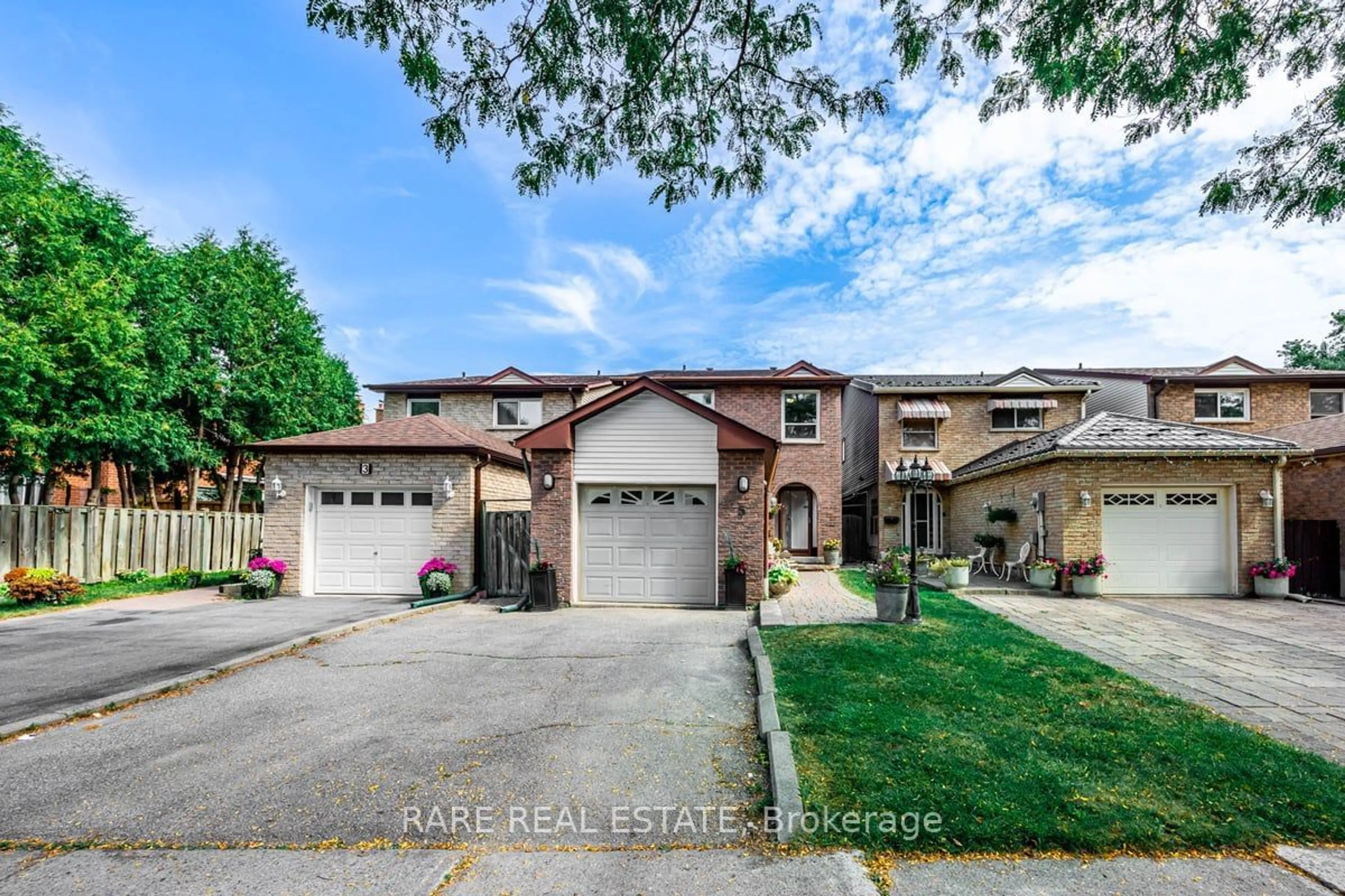 A pic from exterior of the house or condo, the street view for 5 Mabley Cres, Vaughan Ontario L4J 2Z7