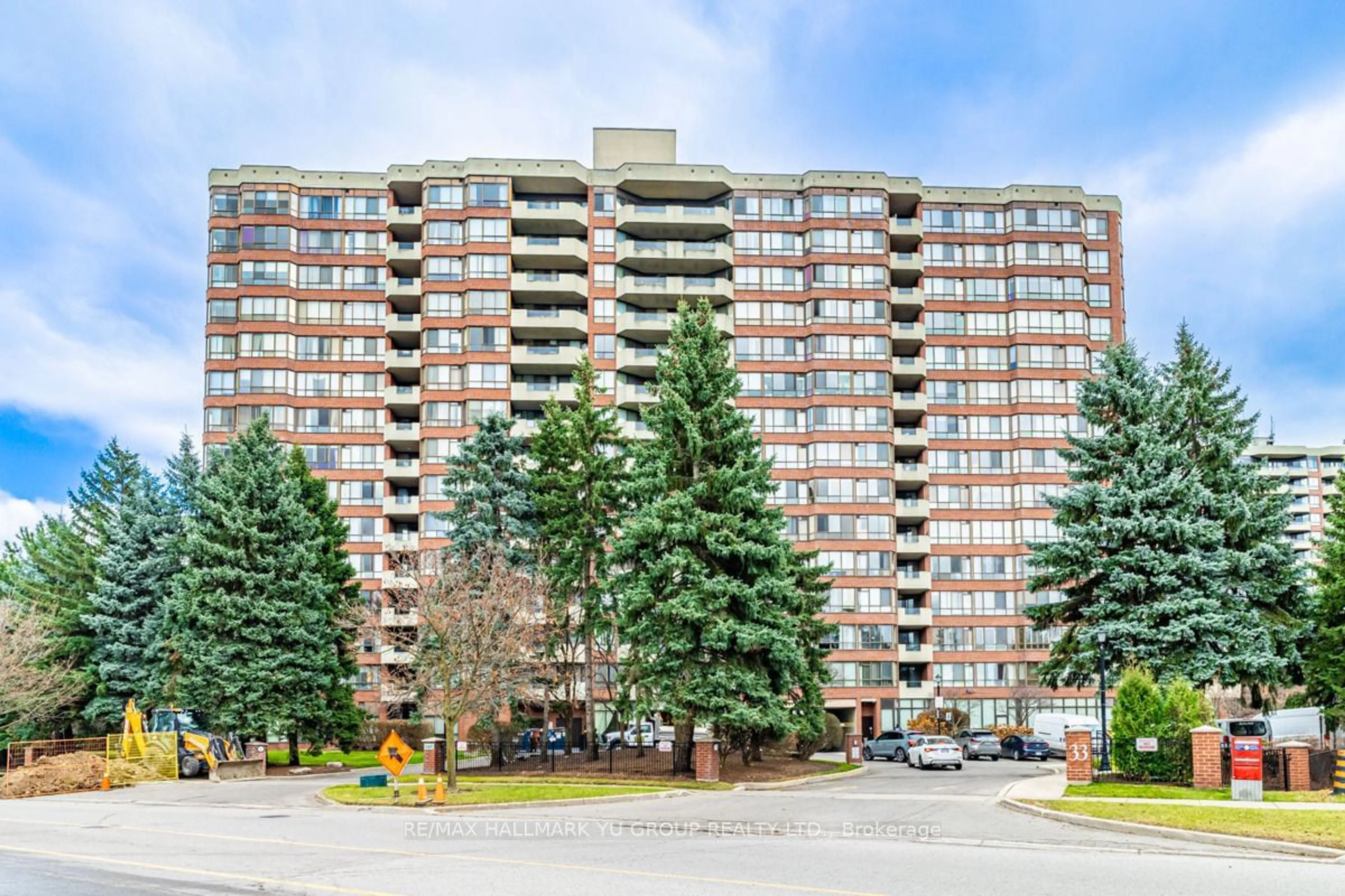 A pic from exterior of the house or condo, the front or back of building for 33 Weldrick Rd #905, Richmond Hill Ontario L4C 8W4