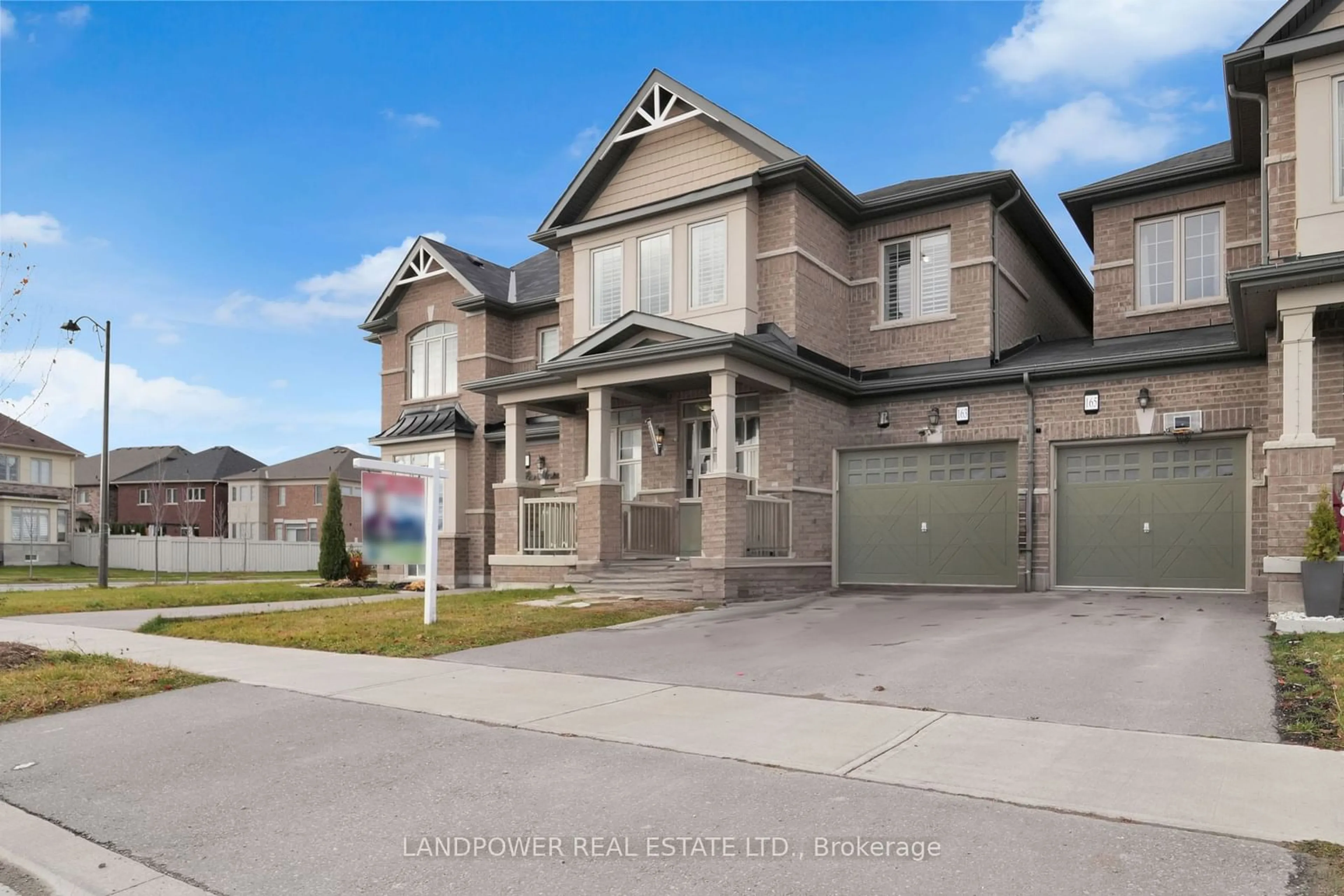 Frontside or backside of a home, the street view for 163 Jim Mortson Dr, East Gwillimbury Ontario L0G 1R0