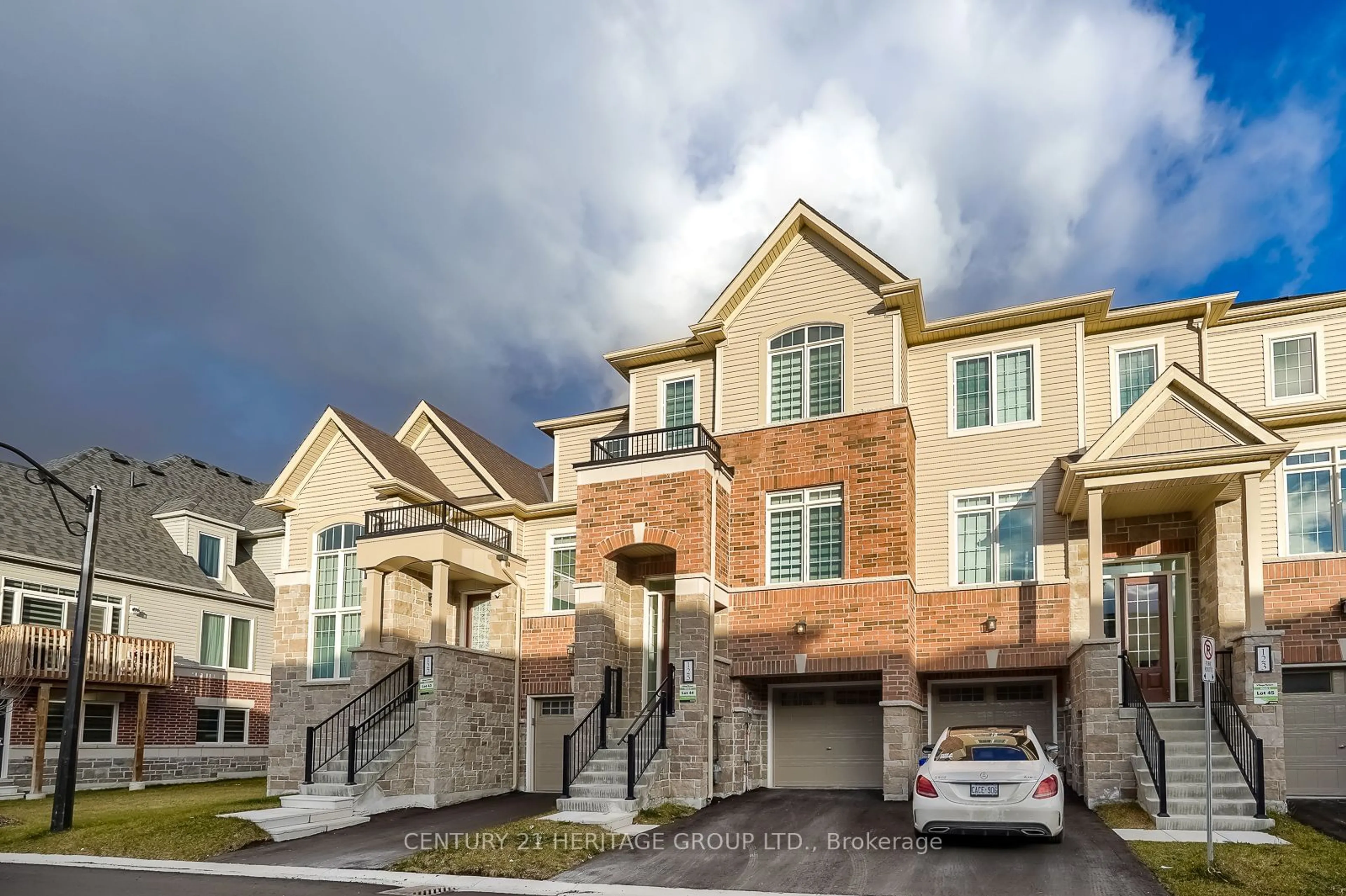 A pic from exterior of the house or condo, the street view for 125 Lyall Stokes Circ, East Gwillimbury Ontario L0G 1M0