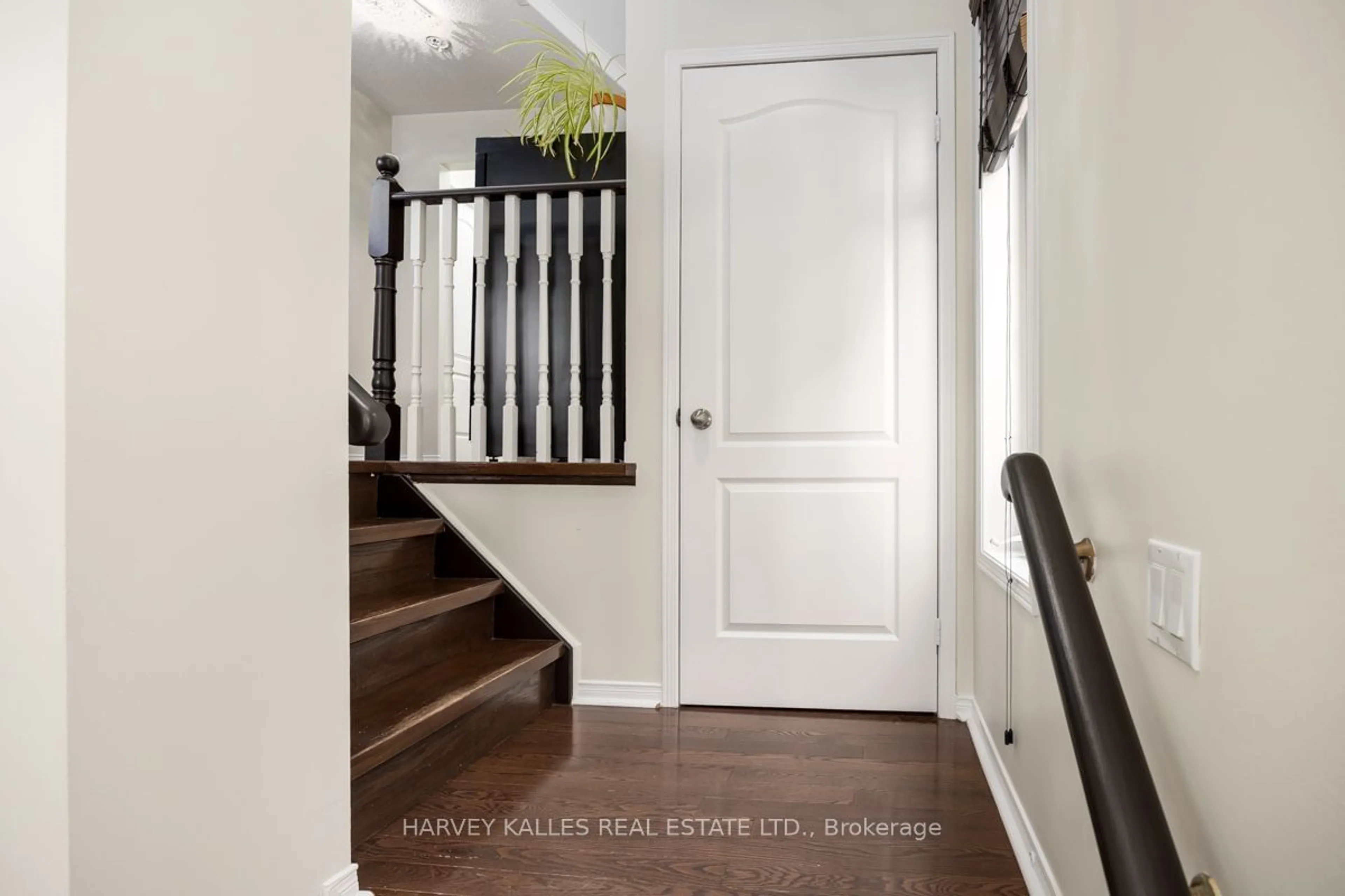 Indoor entryway, wood floors for 160 Millcliff Circ, Aurora Ontario L4G 7N8