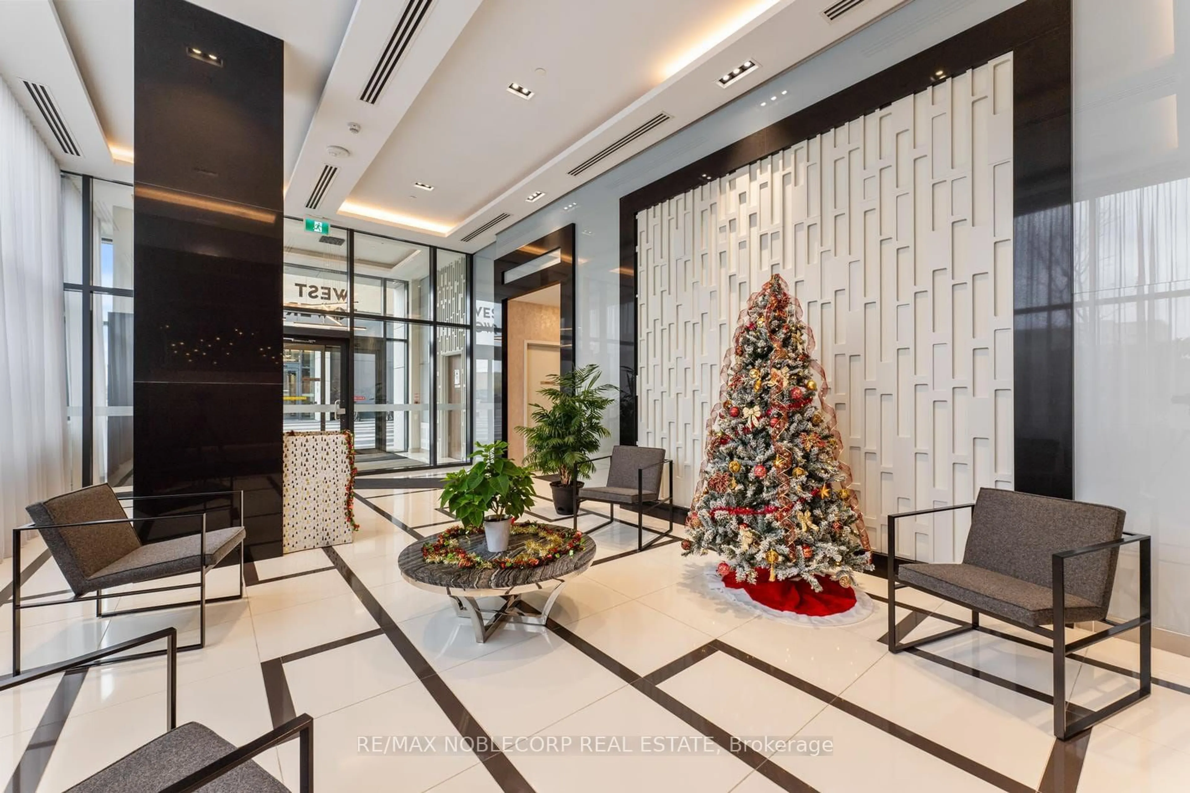 Indoor lobby, ceramic floors for 100 Eagle Rock Way #313, Vaughan Ontario L6A 5B9