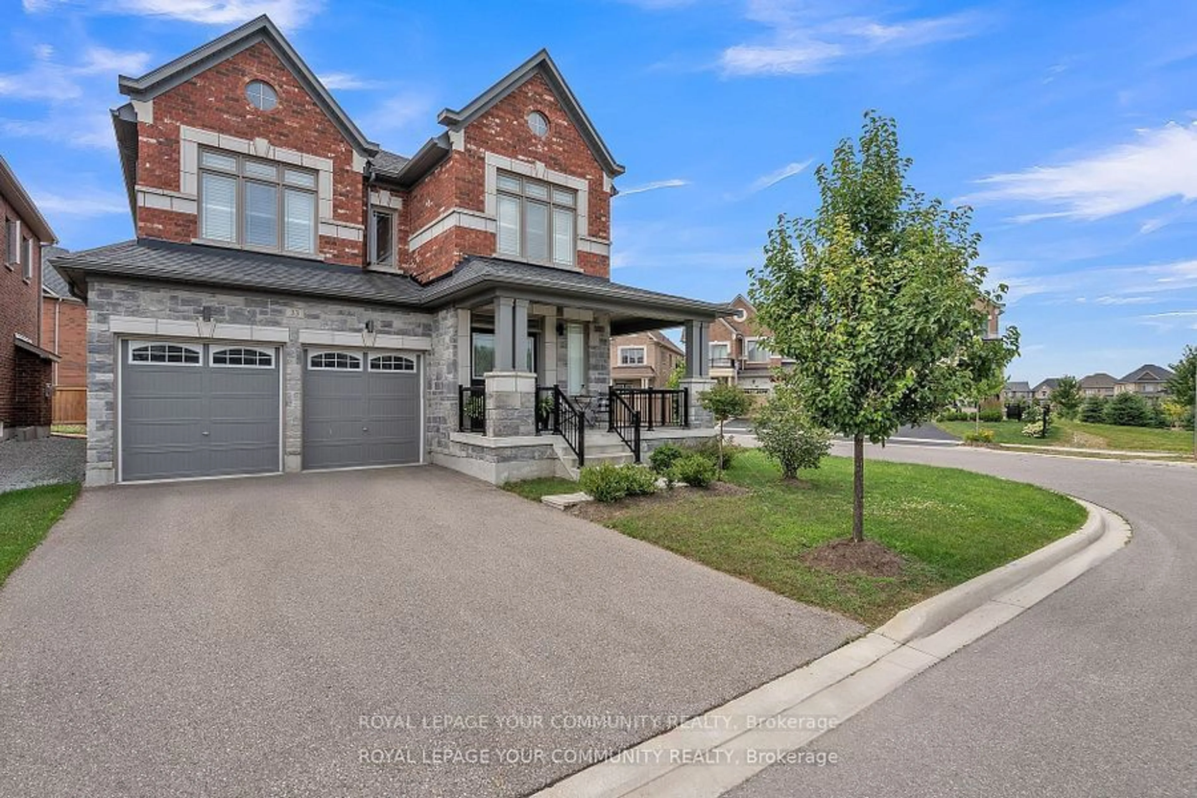 Frontside or backside of a home, the street view for 33 Prairie  Grass Cres, East Gwillimbury Ontario L9N 1K3