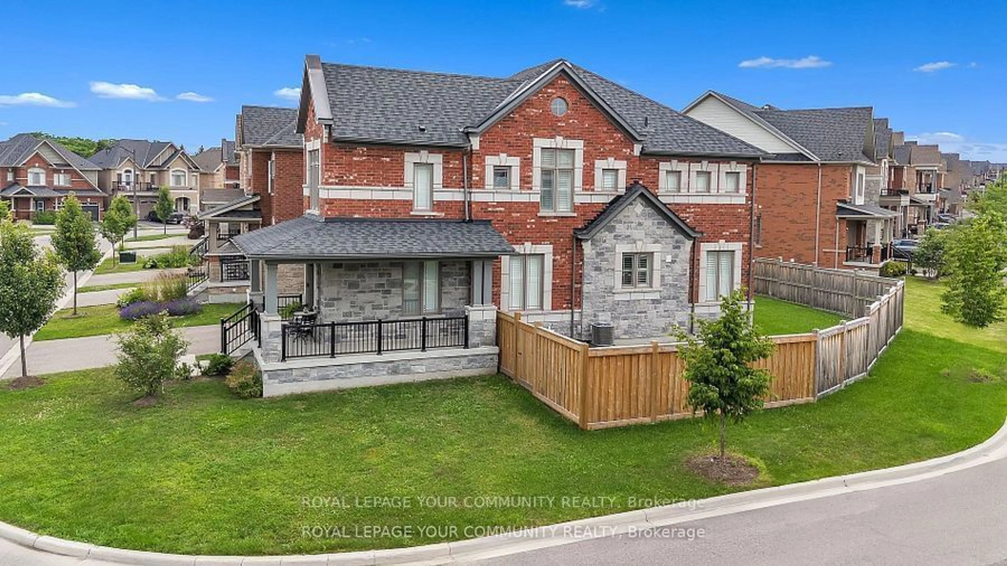 Home with brick exterior material for 33 Prairie  Grass Cres, East Gwillimbury Ontario L9N 1K3