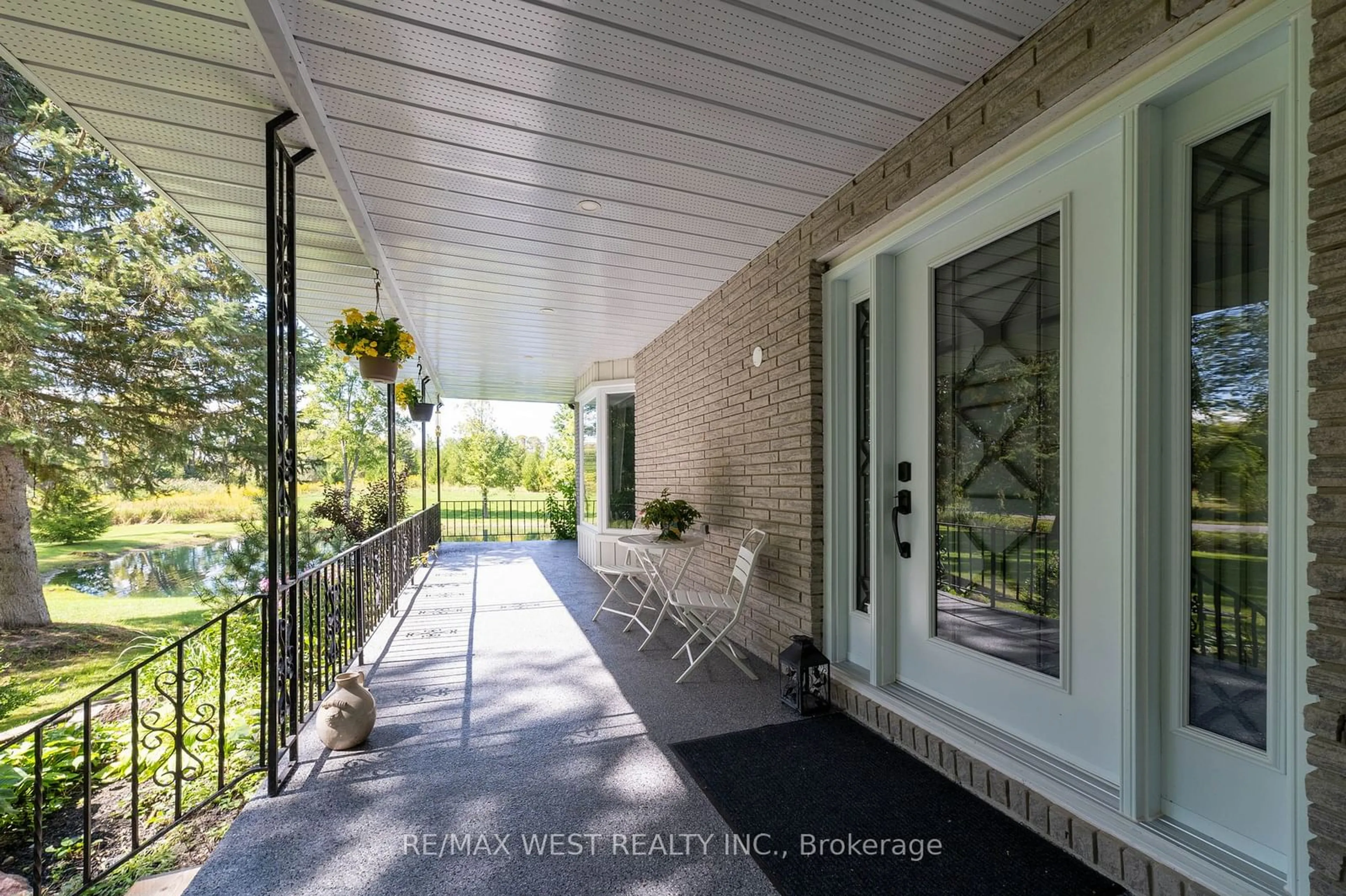 Indoor entryway, wood floors for 3252 15th Sdrd, New Tecumseth Ontario L0G 1A0