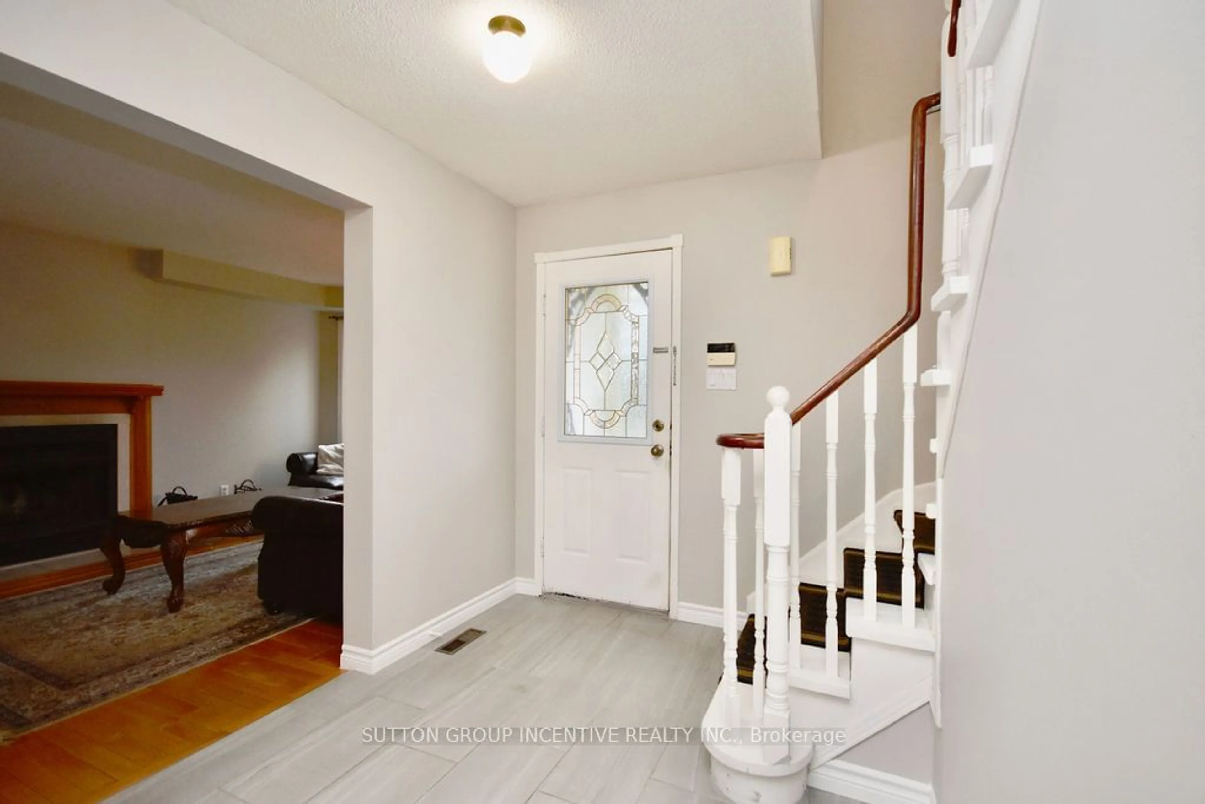 Indoor entryway, wood floors for 1916 Applewood Ave, Innisfil Ontario L9S 1W2