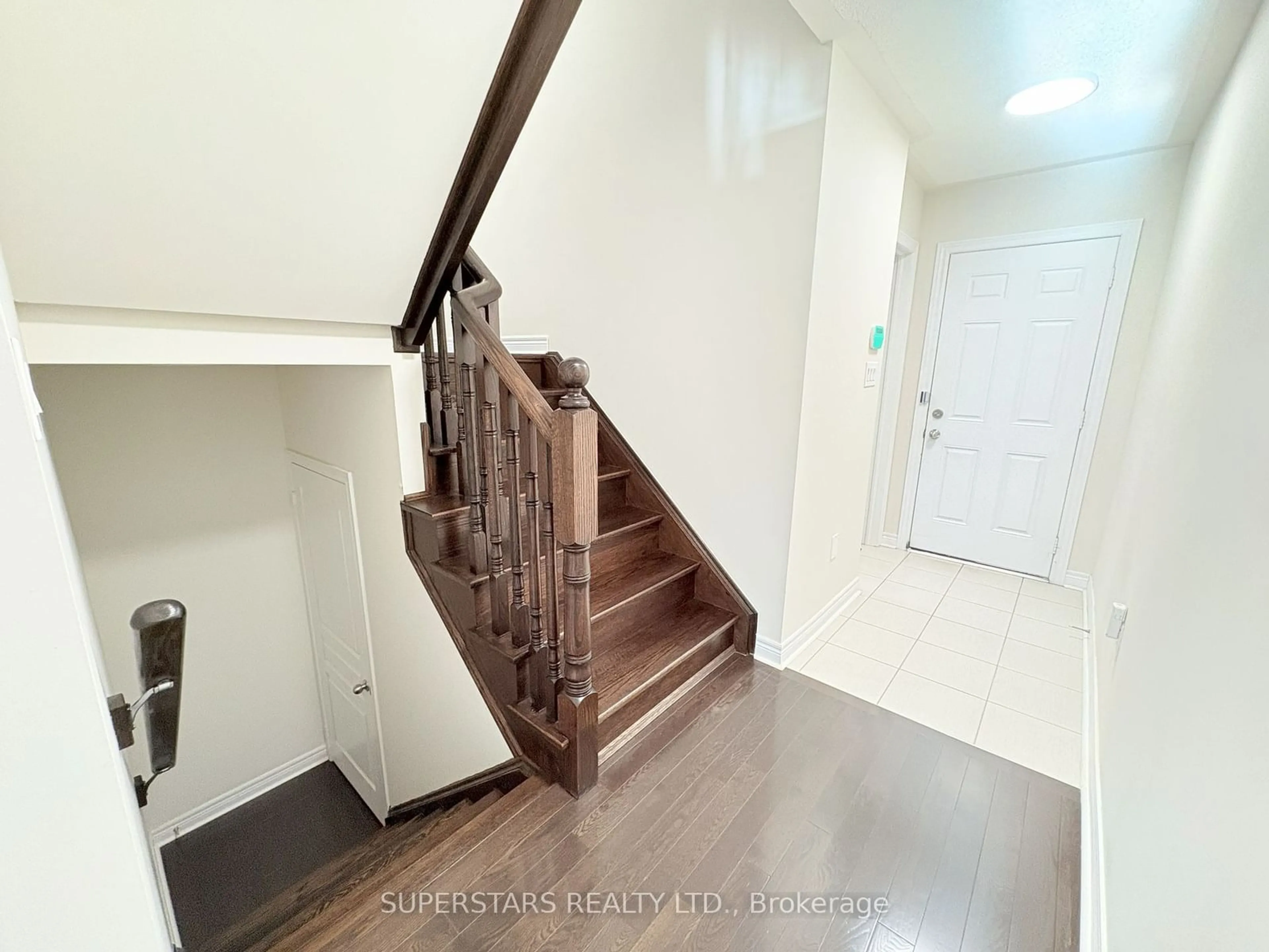 Stairs for 4596 16TH Ave, Markham Ontario L6C 0X6