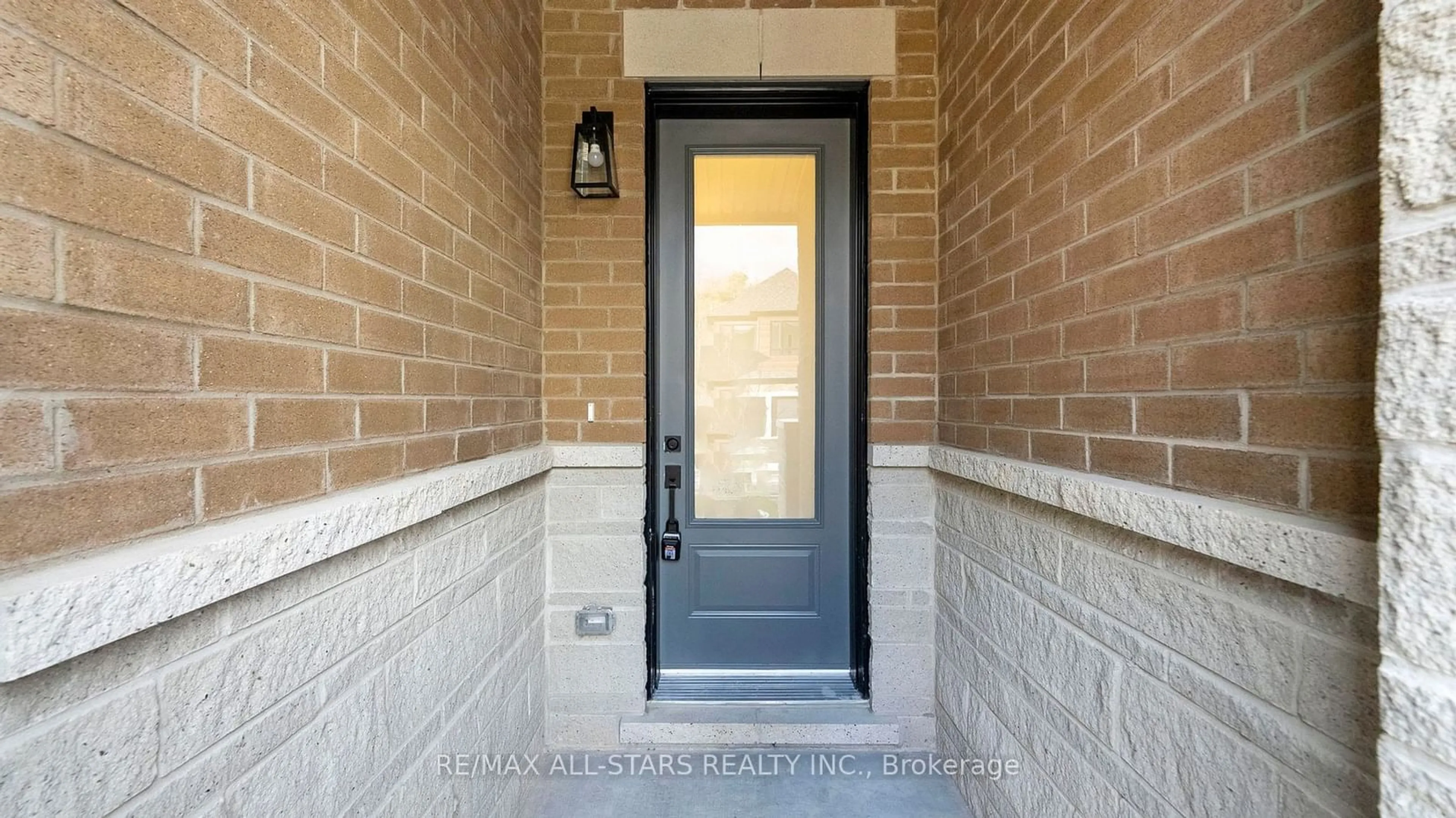 Indoor entryway, cement floor for 4 Lois Torrance Tr, Uxbridge Ontario L9P 0R9