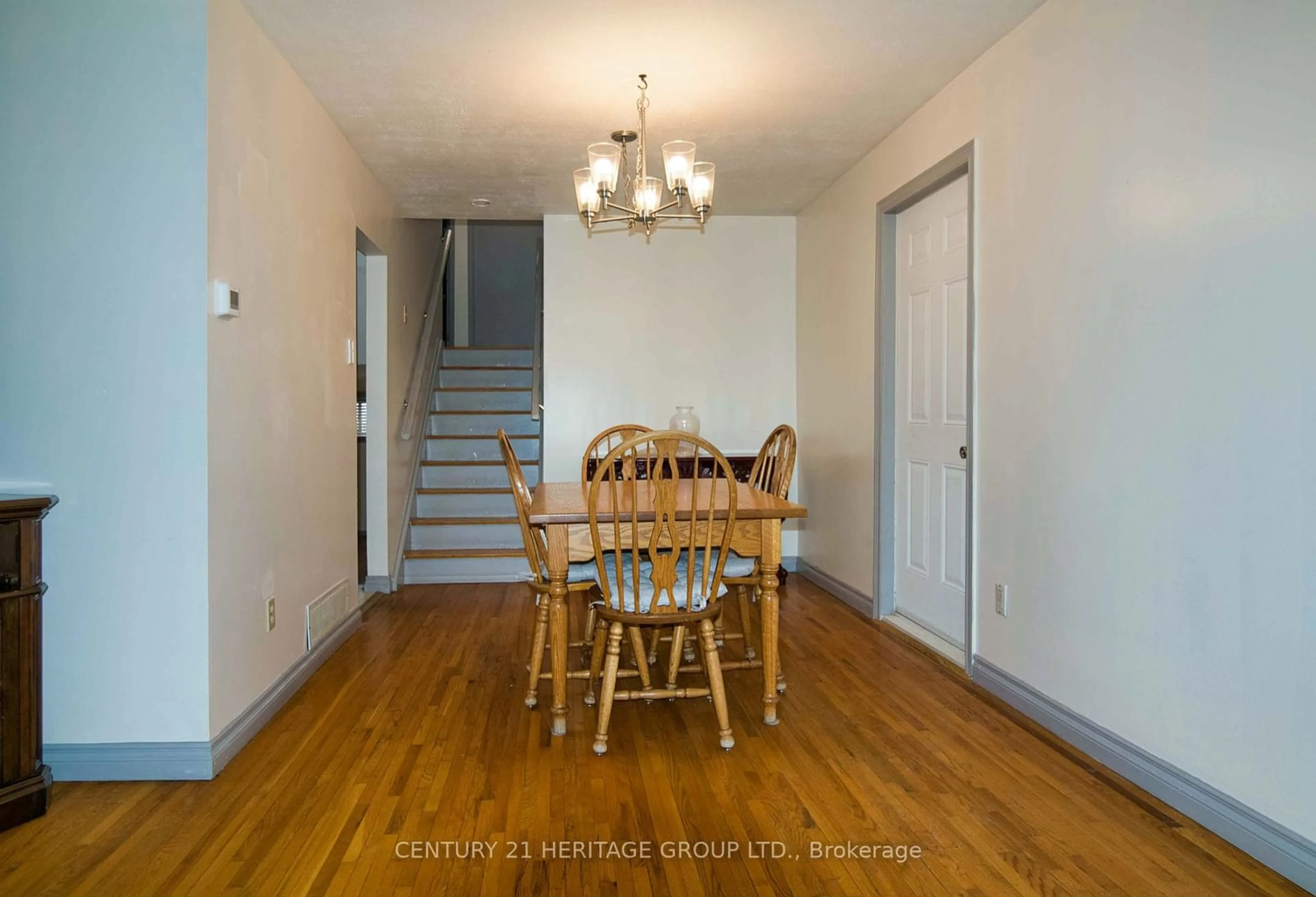 Dining room, wood floors, cottage for 13 Eastern Ave, New Tecumseth Ontario L0G 1W0