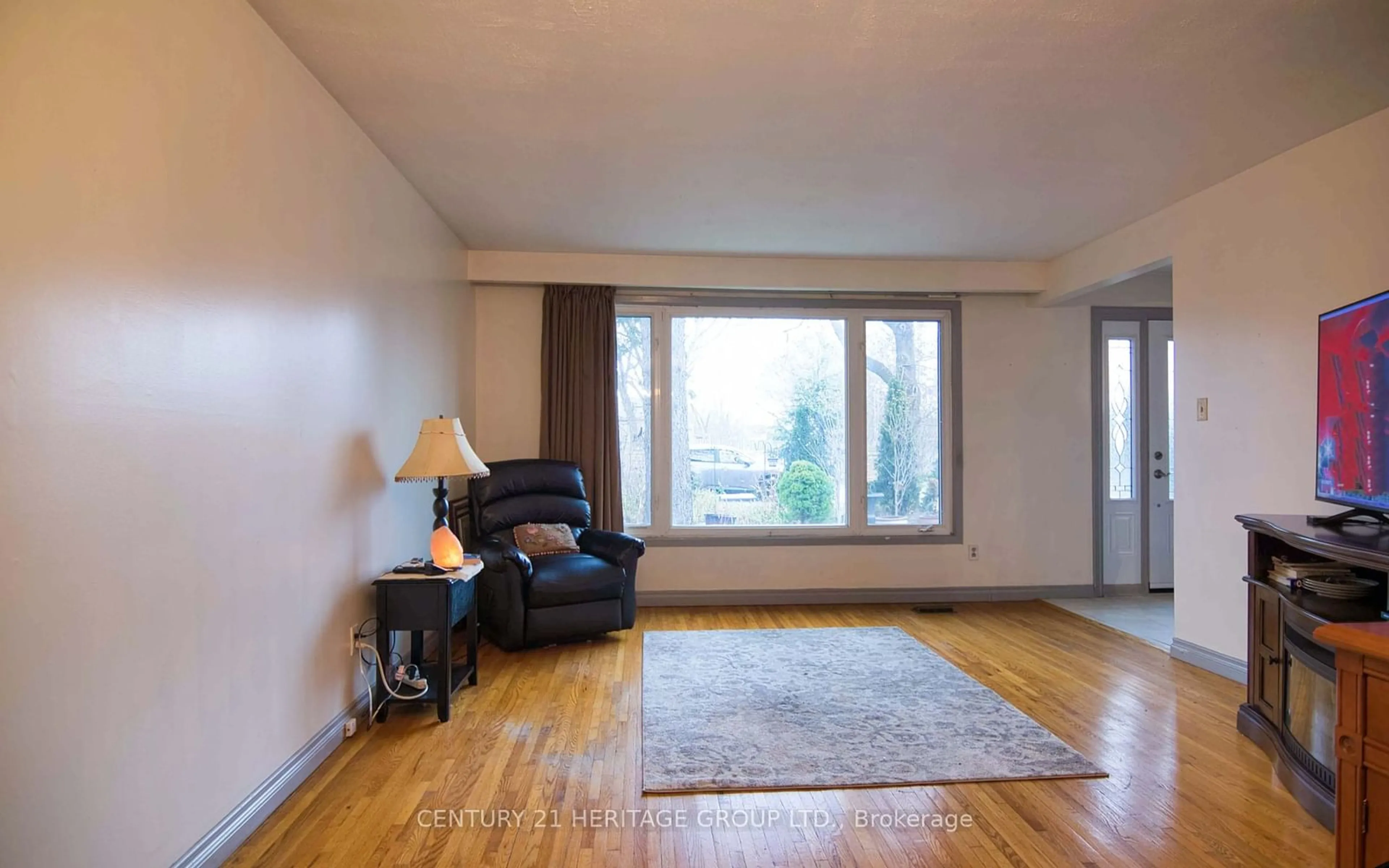 Living room, wood floors for 13 Eastern Ave, New Tecumseth Ontario L0G 1W0