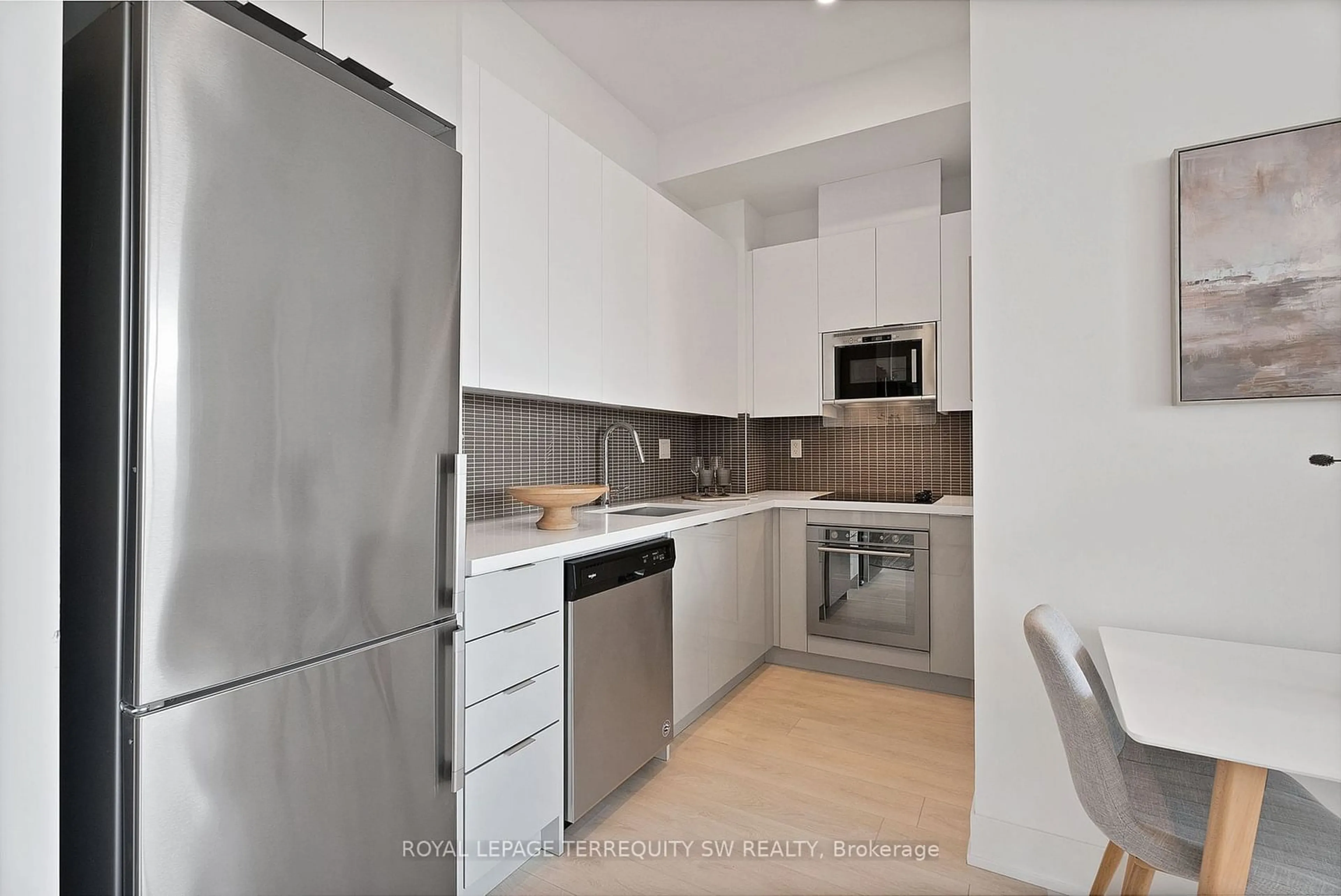 Standard kitchen for 2916 Highway 7 #515, Vaughan Ontario L4K 0K6