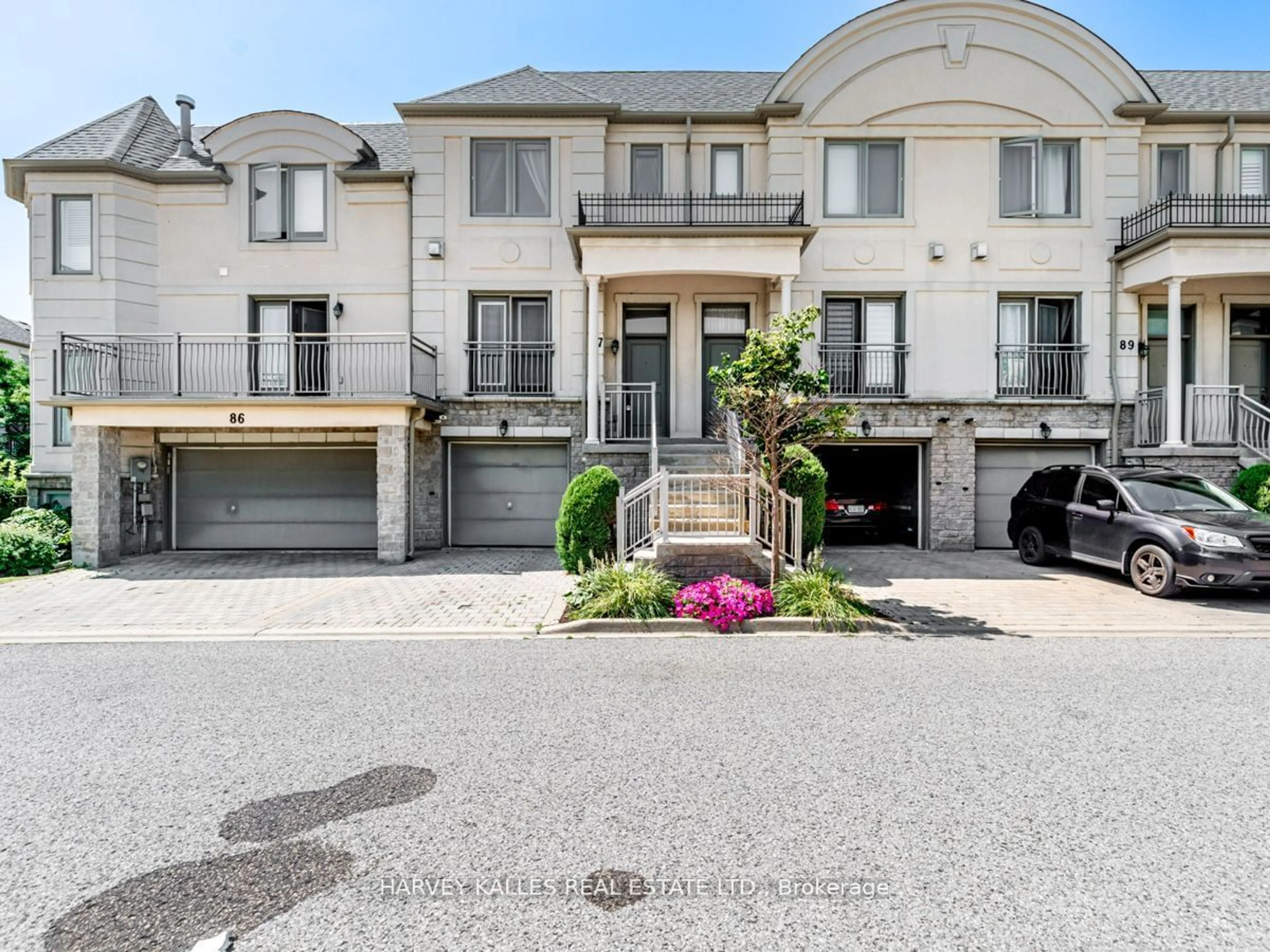 A pic from exterior of the house or condo, the street view for 9133 Bayview Ave #TH 87, Richmond Hill Ontario L4B 4V6