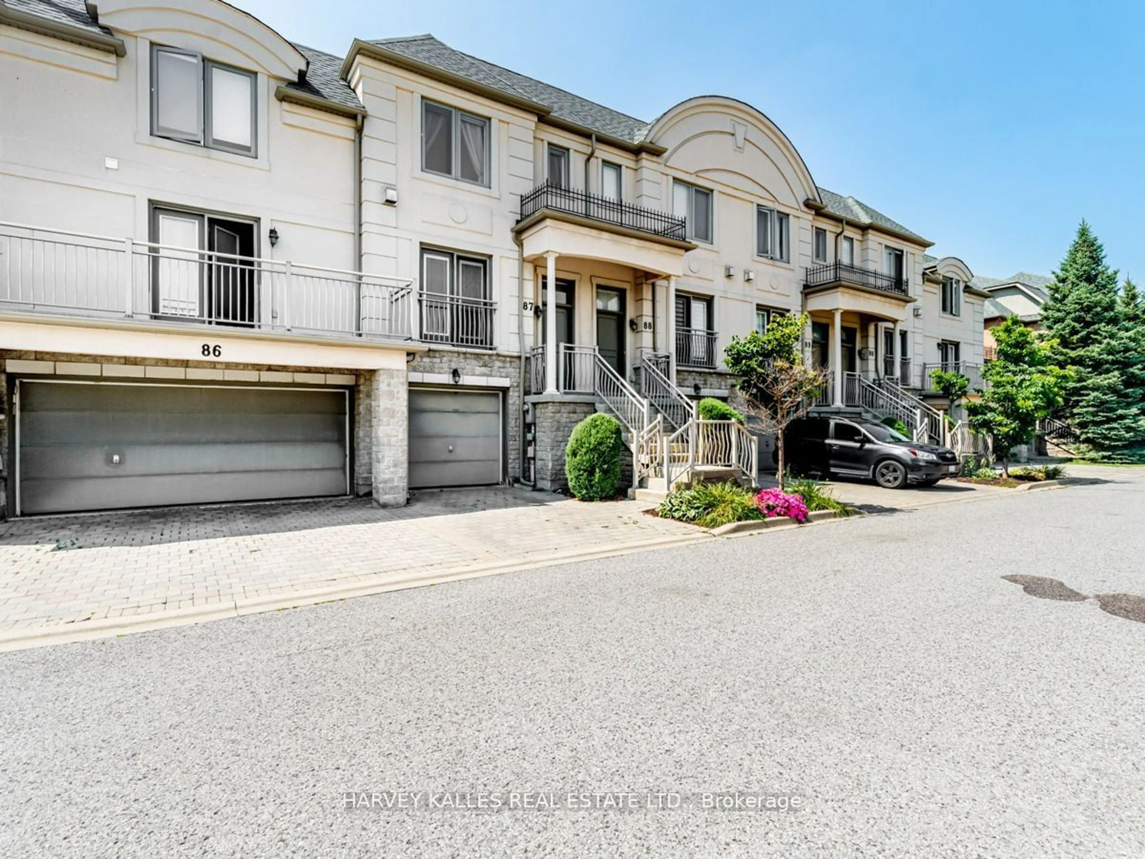 A pic from exterior of the house or condo, the street view for 9133 Bayview Ave #TH 87, Richmond Hill Ontario L4B 4V6