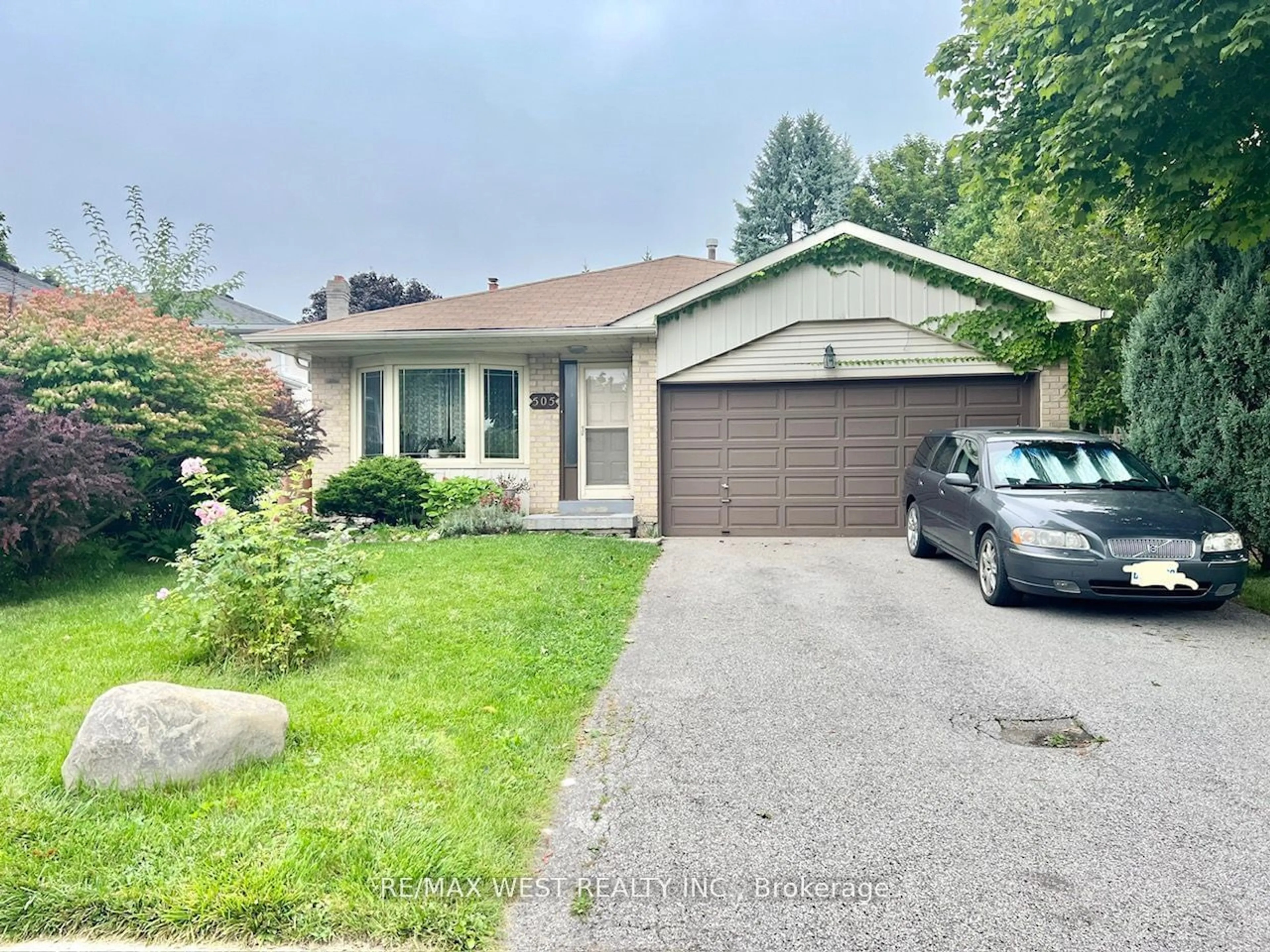 Frontside or backside of a home, cottage for 505 London Rd, Newmarket Ontario L3Y 6E4