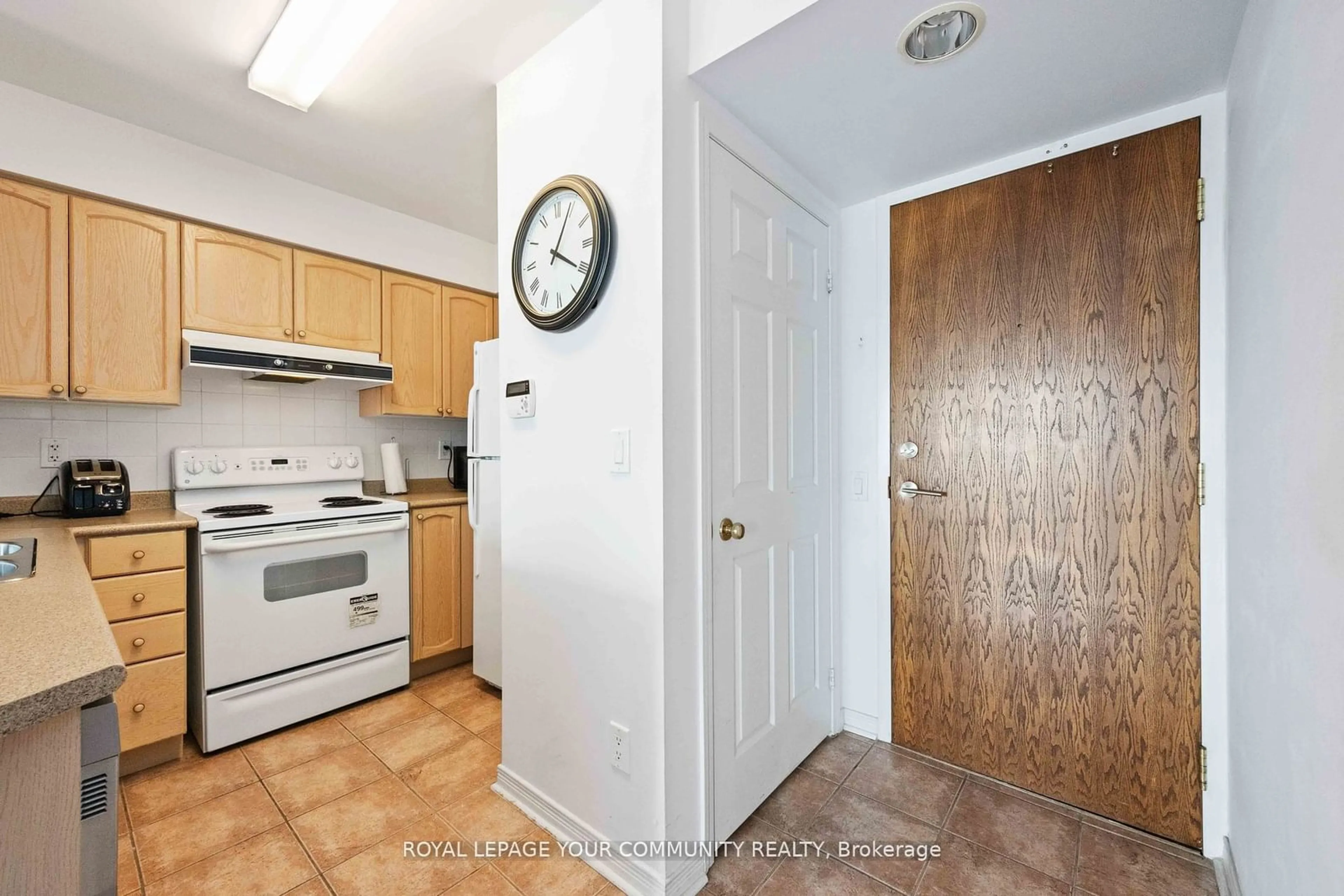 Standard kitchen, not visible floor for 23 Oneida Cres #909, Richmond Hill Ontario L4B 0A2