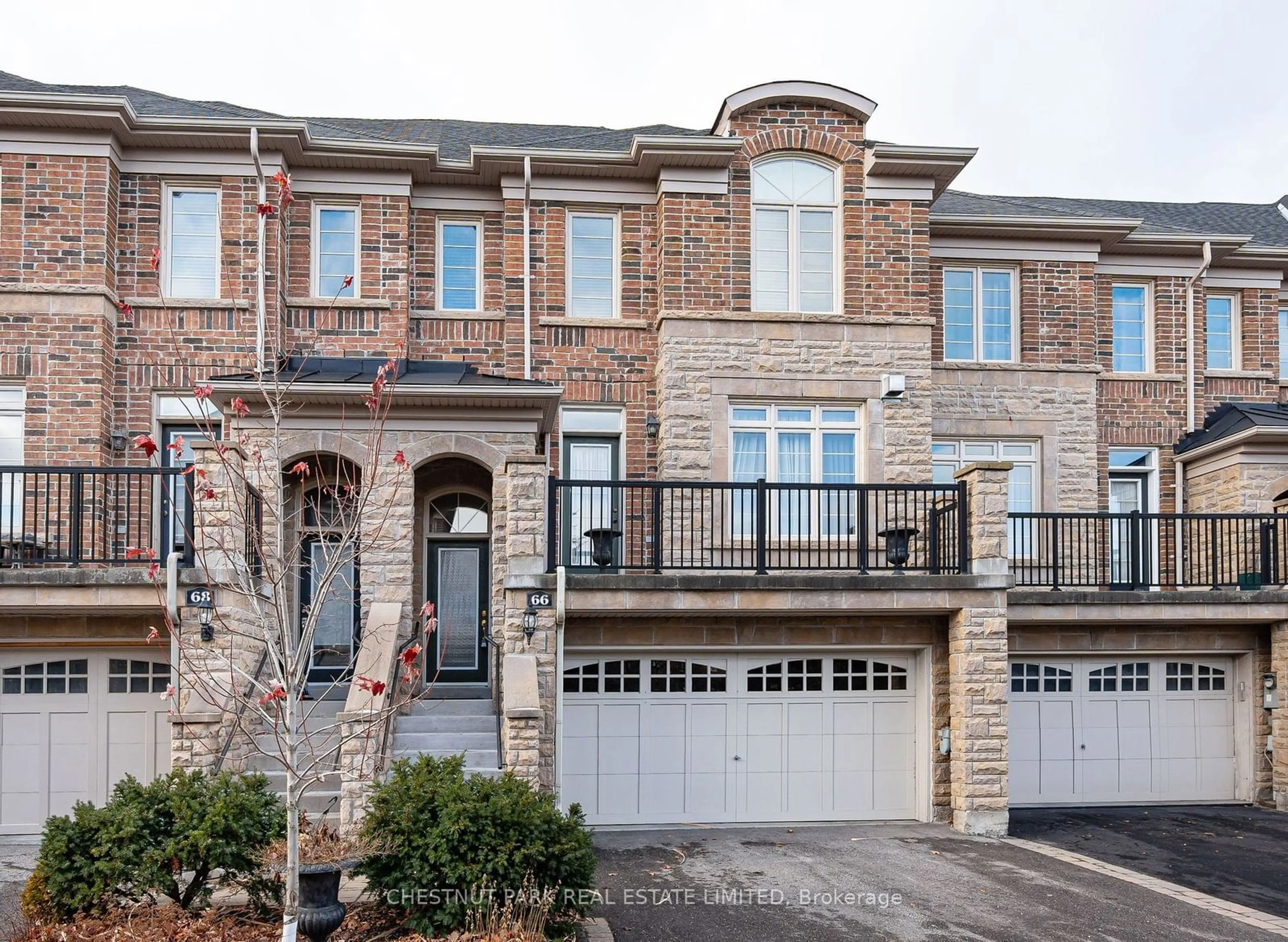 Home with brick exterior material for 66 Chapman Crt, Aurora Ontario L4G 0E2