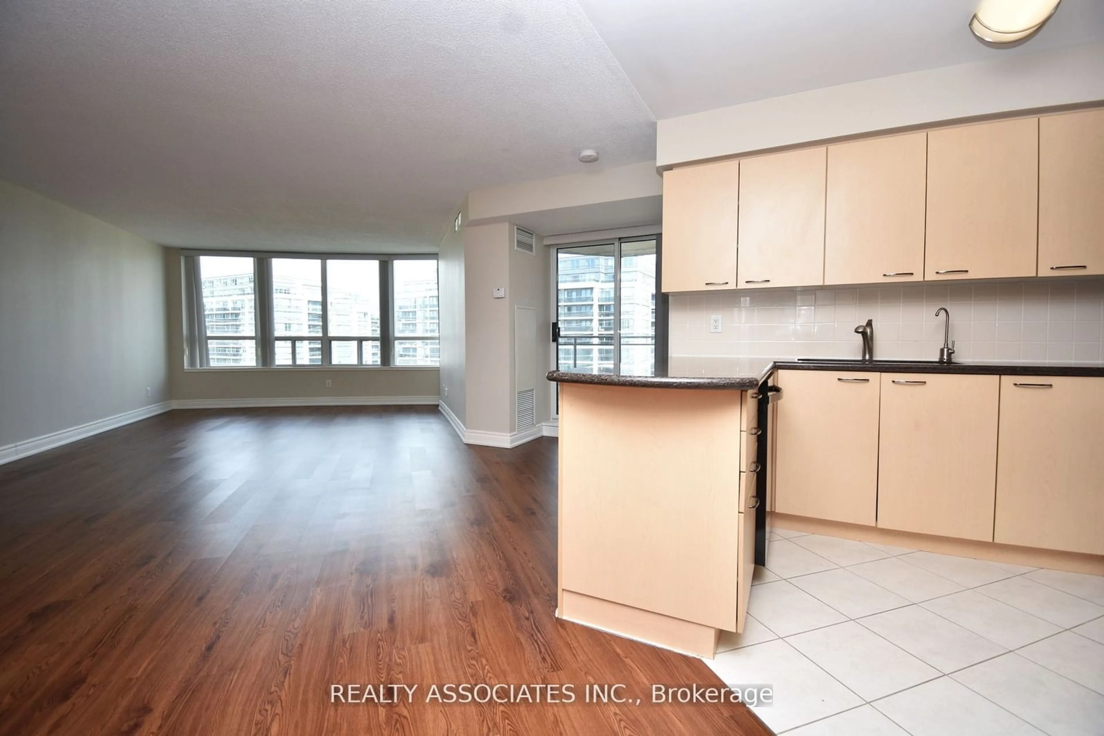 Open concept kitchen, wood/laminate floor for 48 Suncrest Blvd #811, Markham Ontario L3T 7Y6